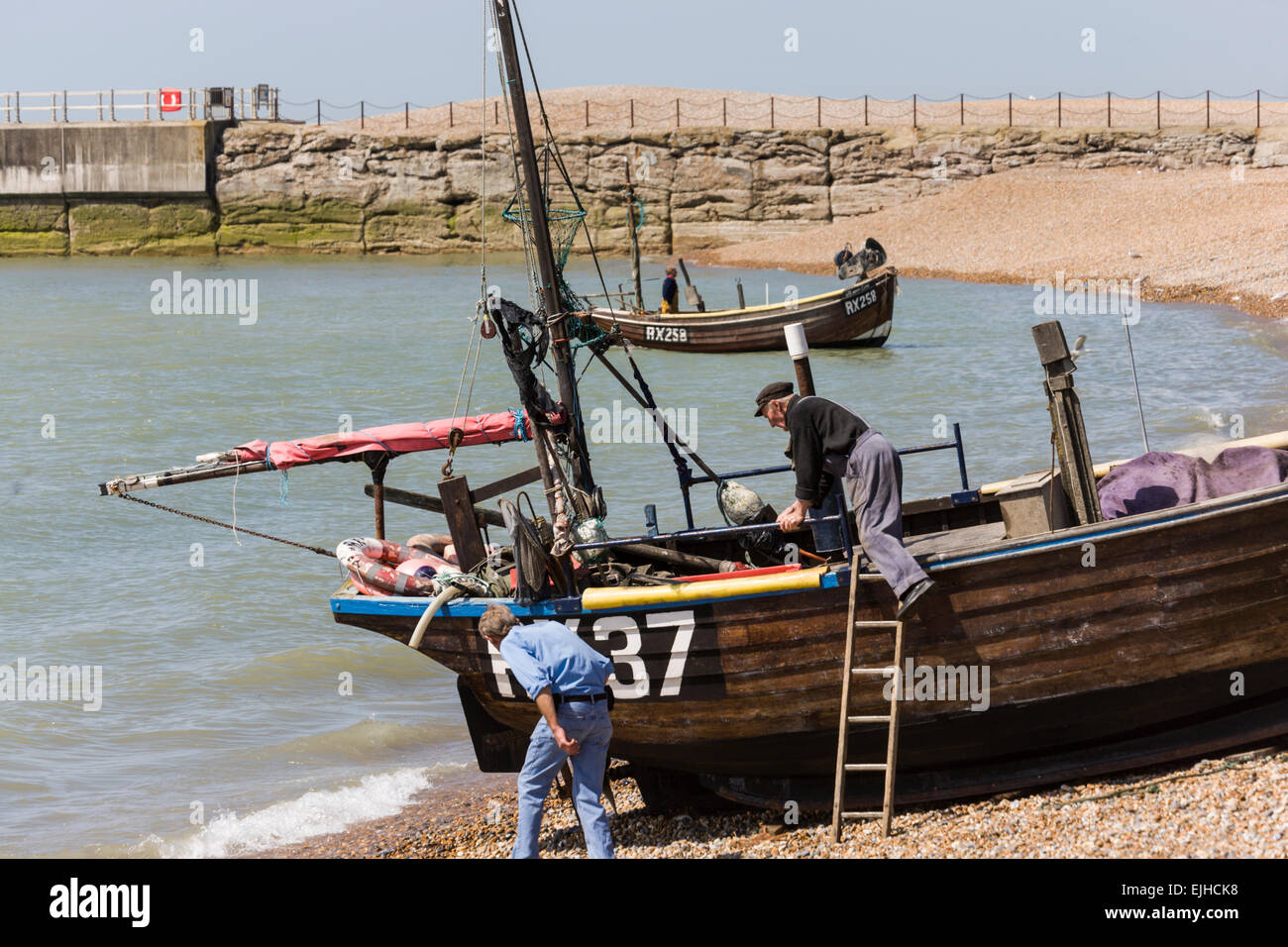 Bateaux de pêche commerciale et des opérations sur la plage à Hastings, Sussex, Angleterre Banque D'Images