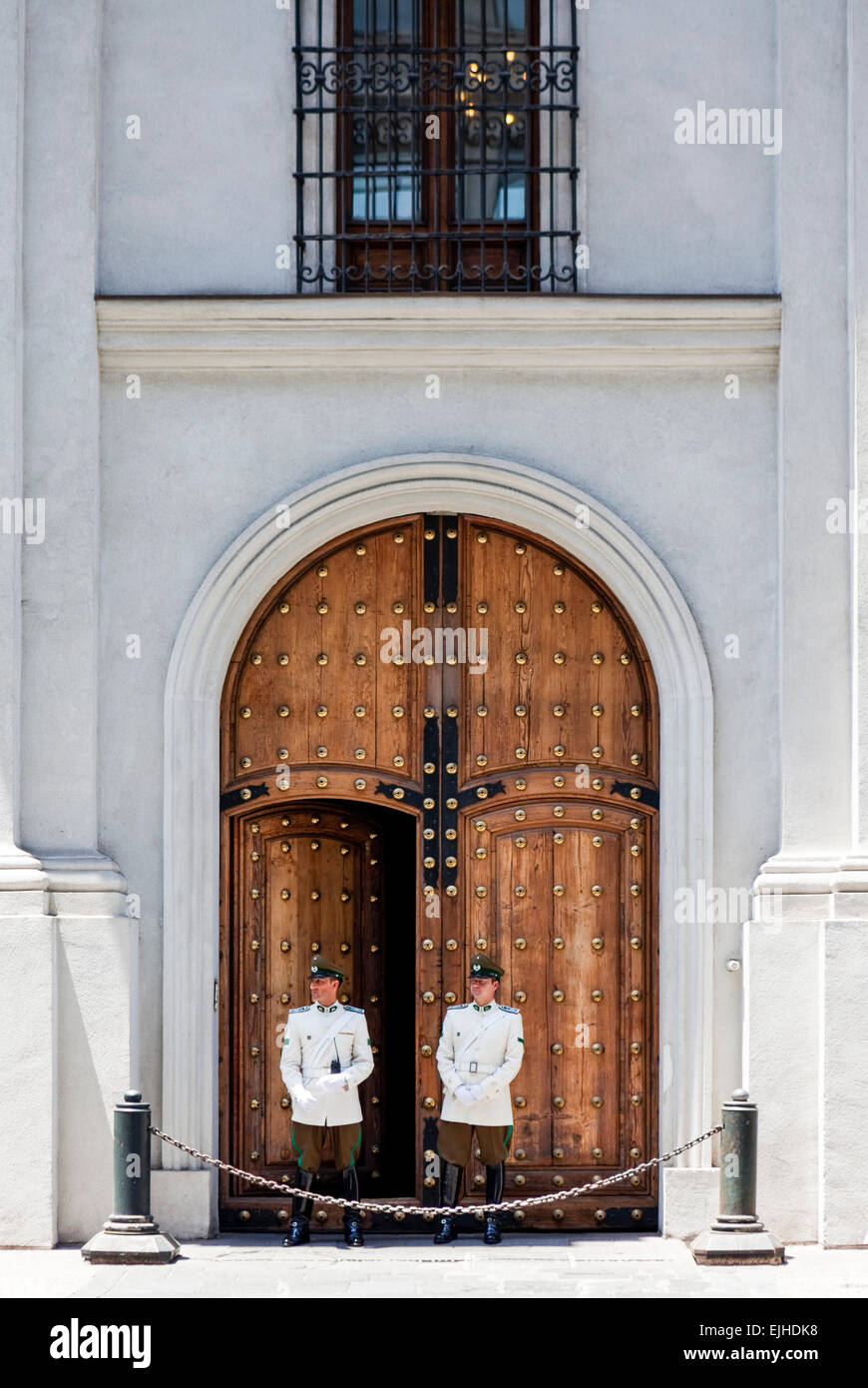 Deux policiers de garde devant le Palais de la Moneda, Santiago, Chili Banque D'Images