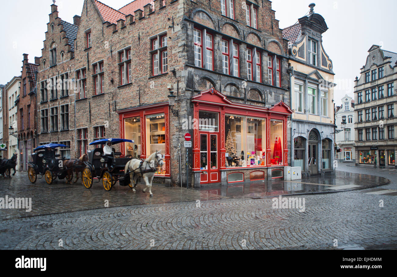 Chevaux et calèches dans centre historique, Bruges, Belgique Banque D'Images