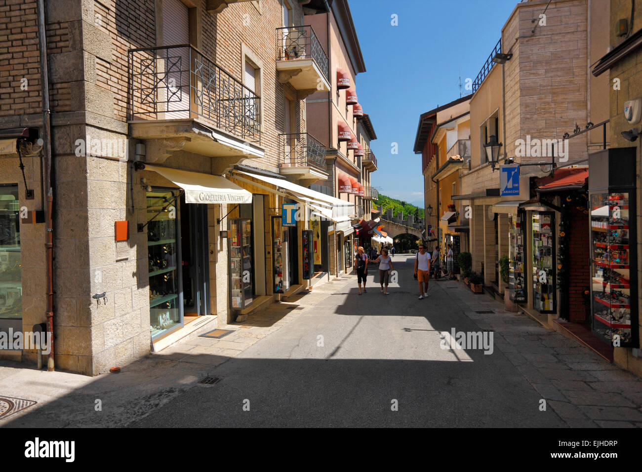 La rue San Marino et shoppers Banque D'Images