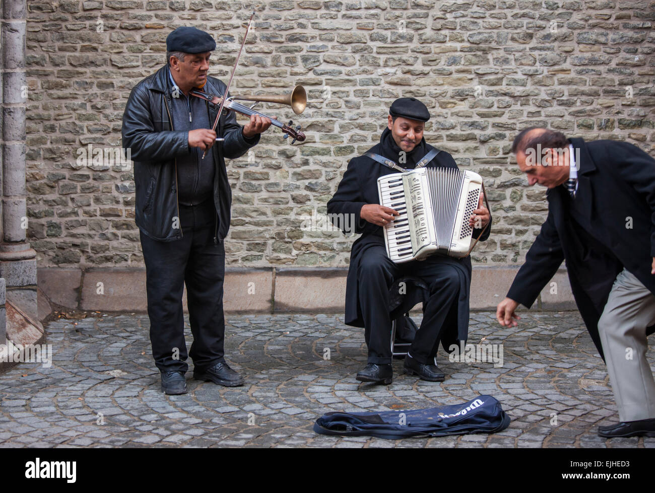Des musiciens de rue d'immigrants, Bruges, Belgique Banque D'Images