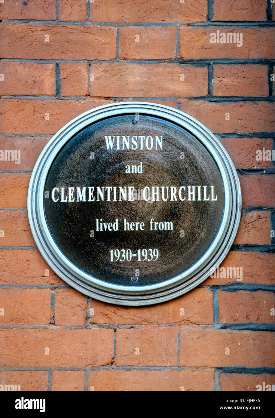 Londres, Angleterre, Royaume-Uni. Plaque commémorative à 1-12 Morpeth Mansions, SW1. Winston et Clementine Churchill a vécu ici de 1930-1 Banque D'Images