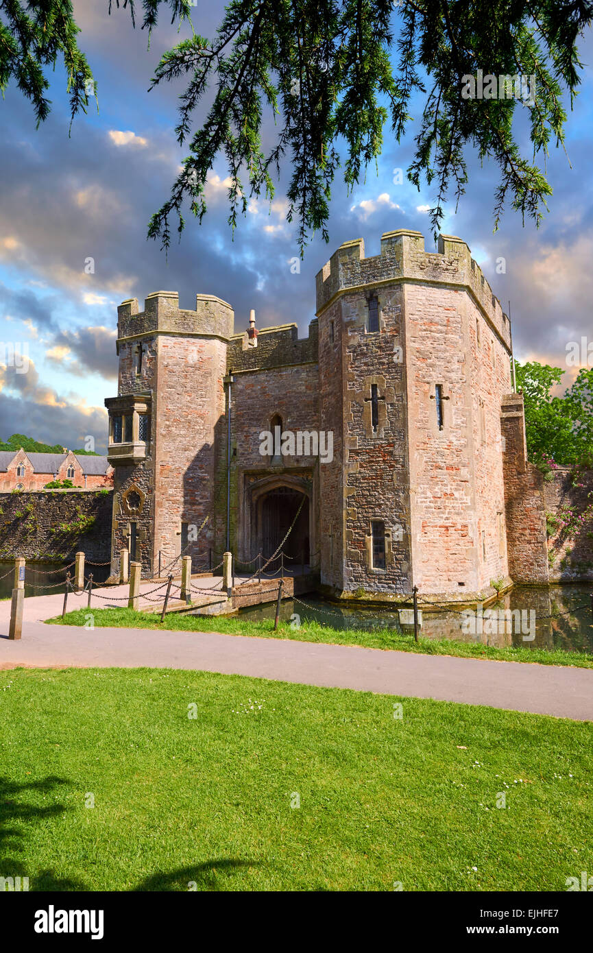 Porte médiévale House et les douves du palais des évêques, Wells, Angleterre Banque D'Images