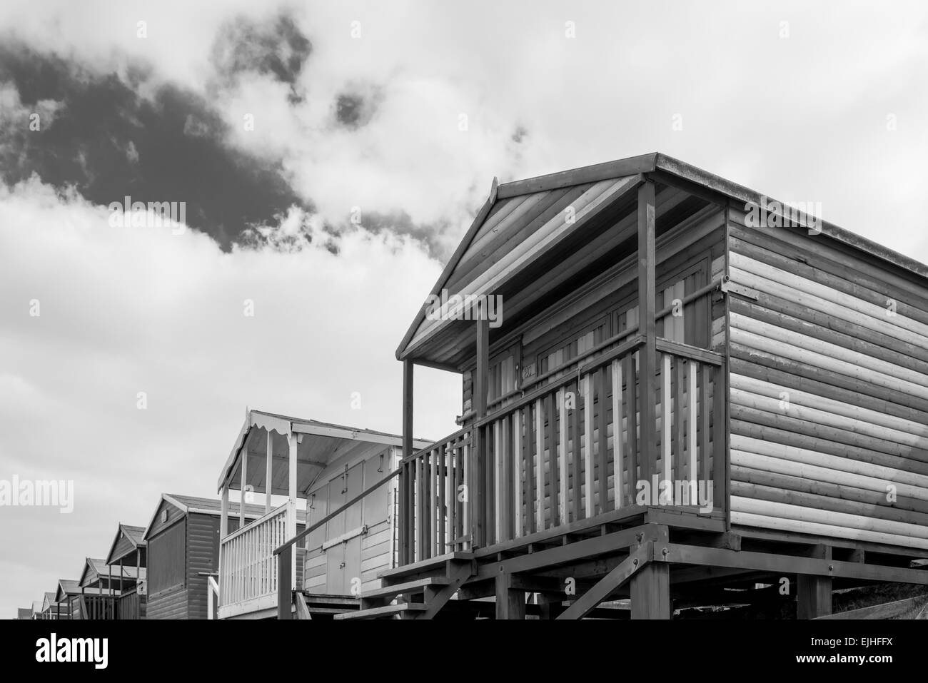 Vue en noir et blanc de cabanes de plage à Whitstable, Kent Banque D'Images