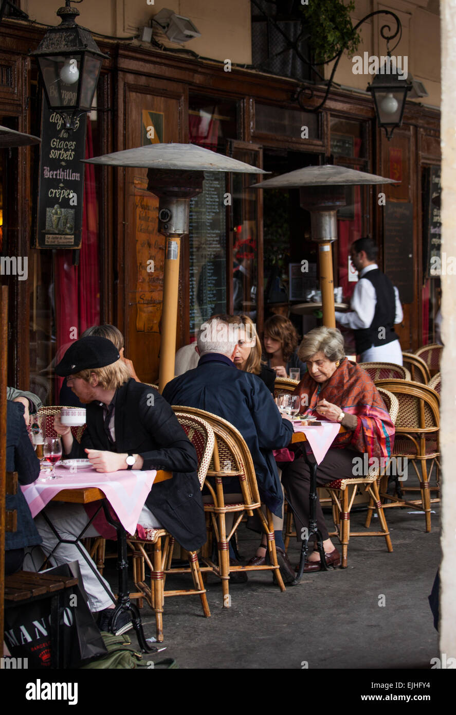 Dîner en plein air au Nemours par le Palais Royal, Paris, France Banque D'Images