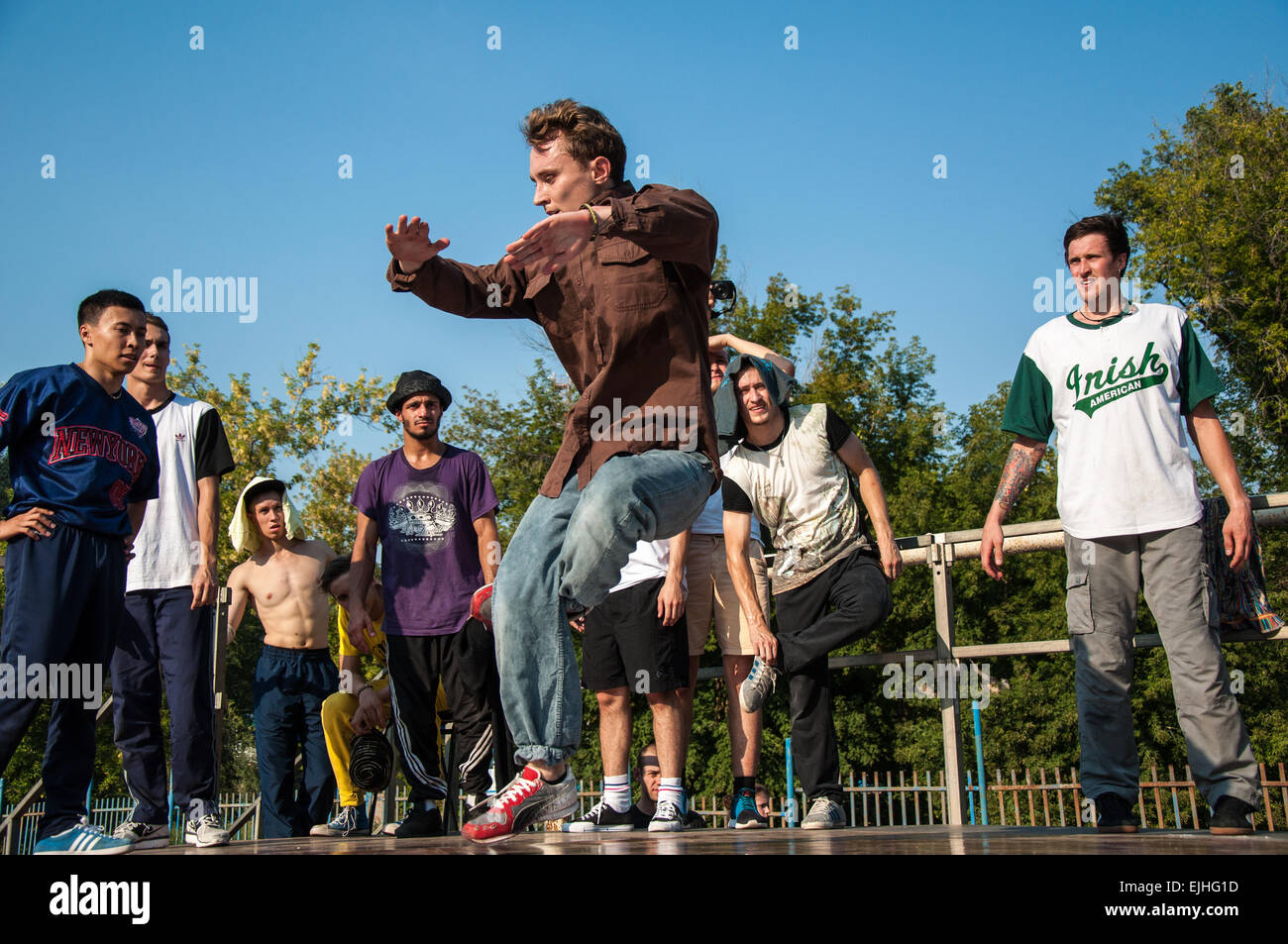 , Région d'Orenbourg, en Russie, le 16 août, 2014 année. Festival de la jeunesse en plein air de la culture hip hop (Street Life). Break dance de l'artiste Banque D'Images