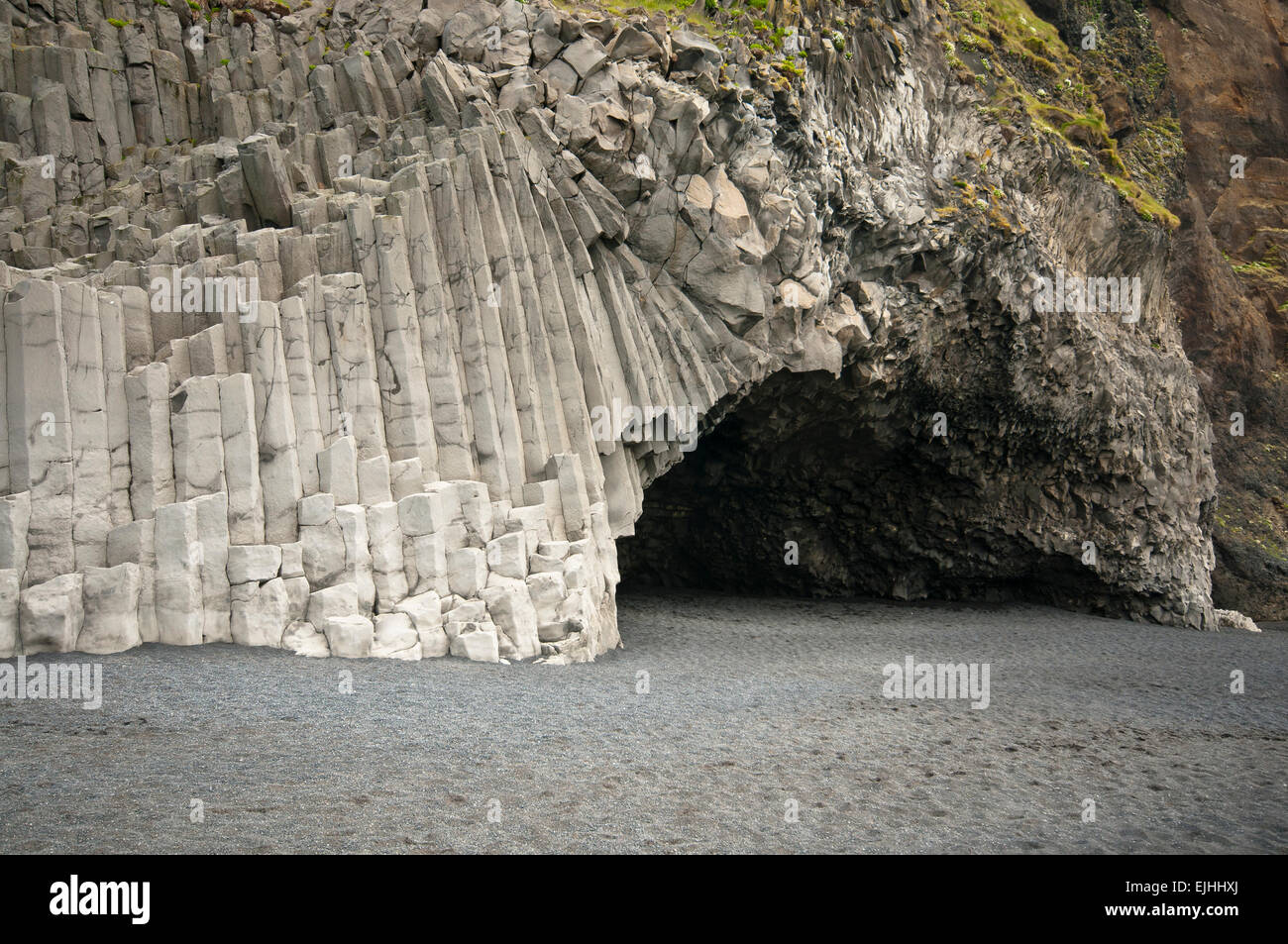 Les colonnes de basalte, grotte Hálsanefshellir plage Reynisfjara qui jouit, à Vik i Myrdal, Islande Banque D'Images