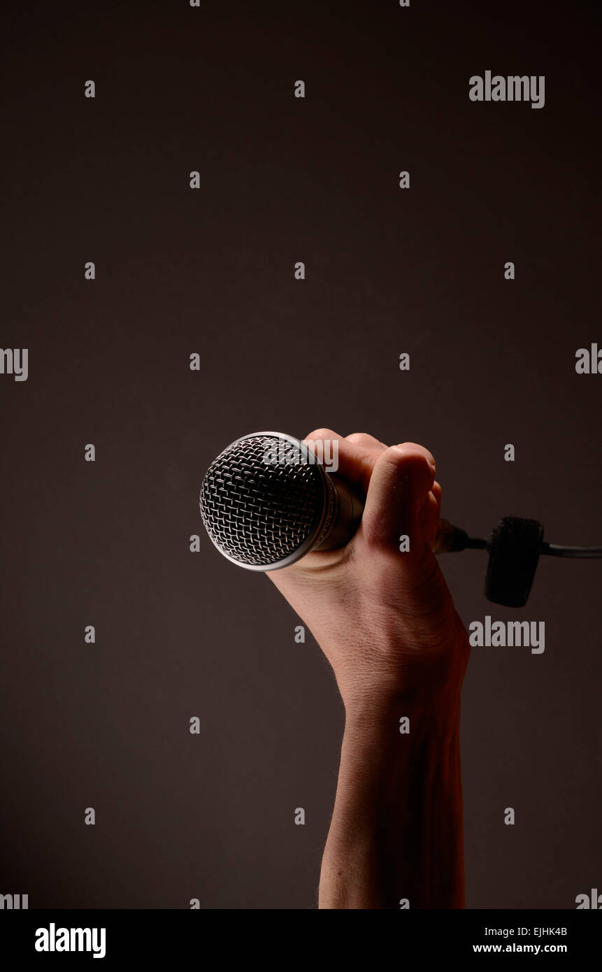 Avec un microphone à main mâle Banque D'Images