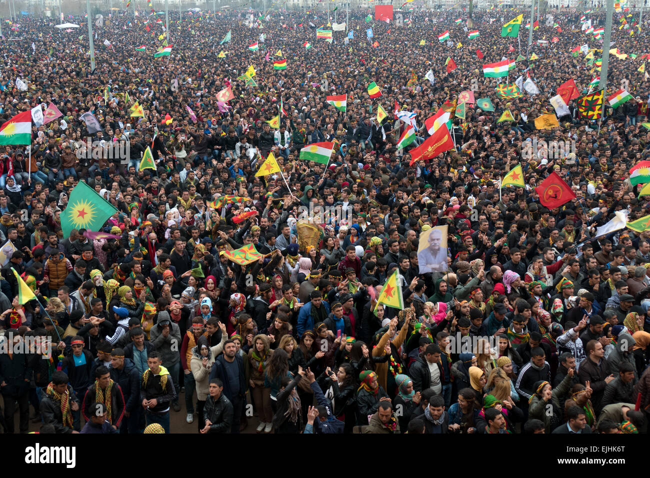 Les Kurdes célèbrent le nouvel an de Newroz ou de Kurdistan turc à Diyarbakir. Foule avec drapeaux à l'événement de masse Banque D'Images