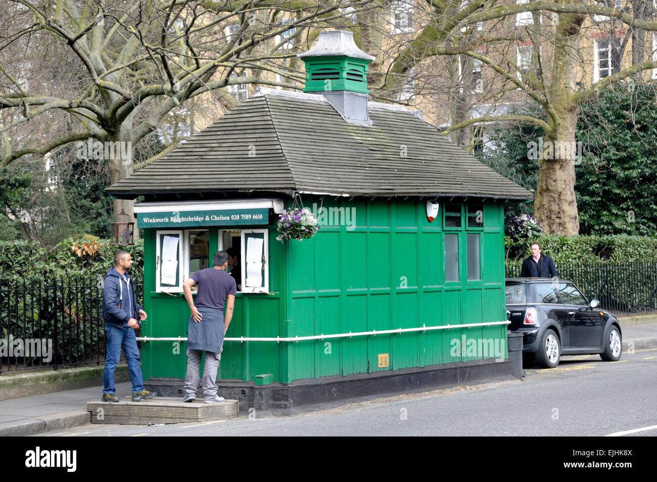 Londres, Angleterre, Royaume-Uni. Cabmen's shelter / Rafraîchissements kiosk in Pont Street, Belgravia Banque D'Images