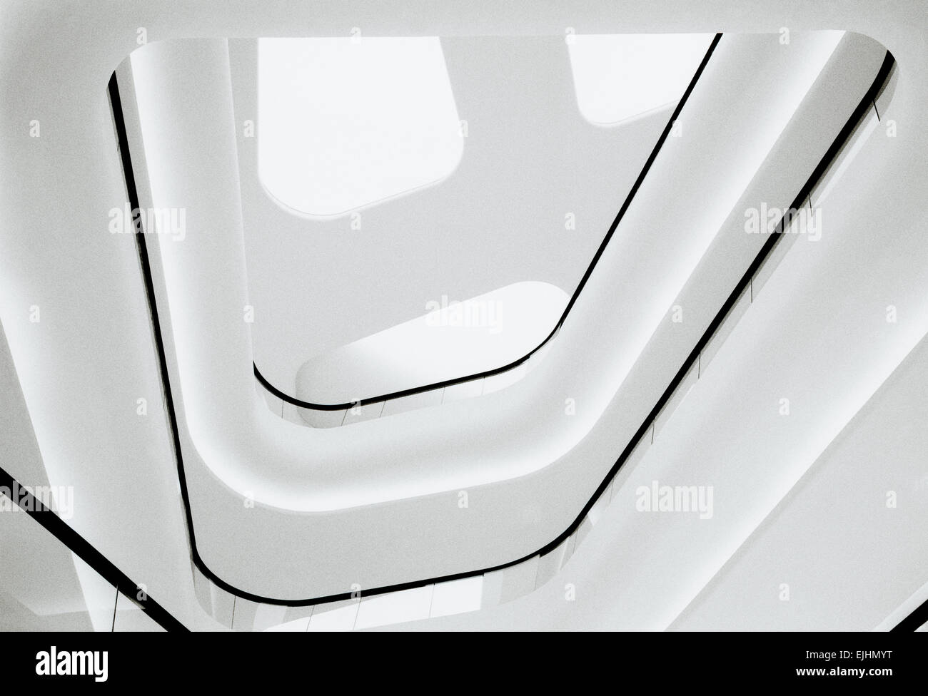 Bâtiment d'architecture moderne à Sukhumvit à Bangkok en Thaïlande en Asie du Sud-est extrême-Orient. Belle modernité urbaine ville Design Voyage b&W. Banque D'Images