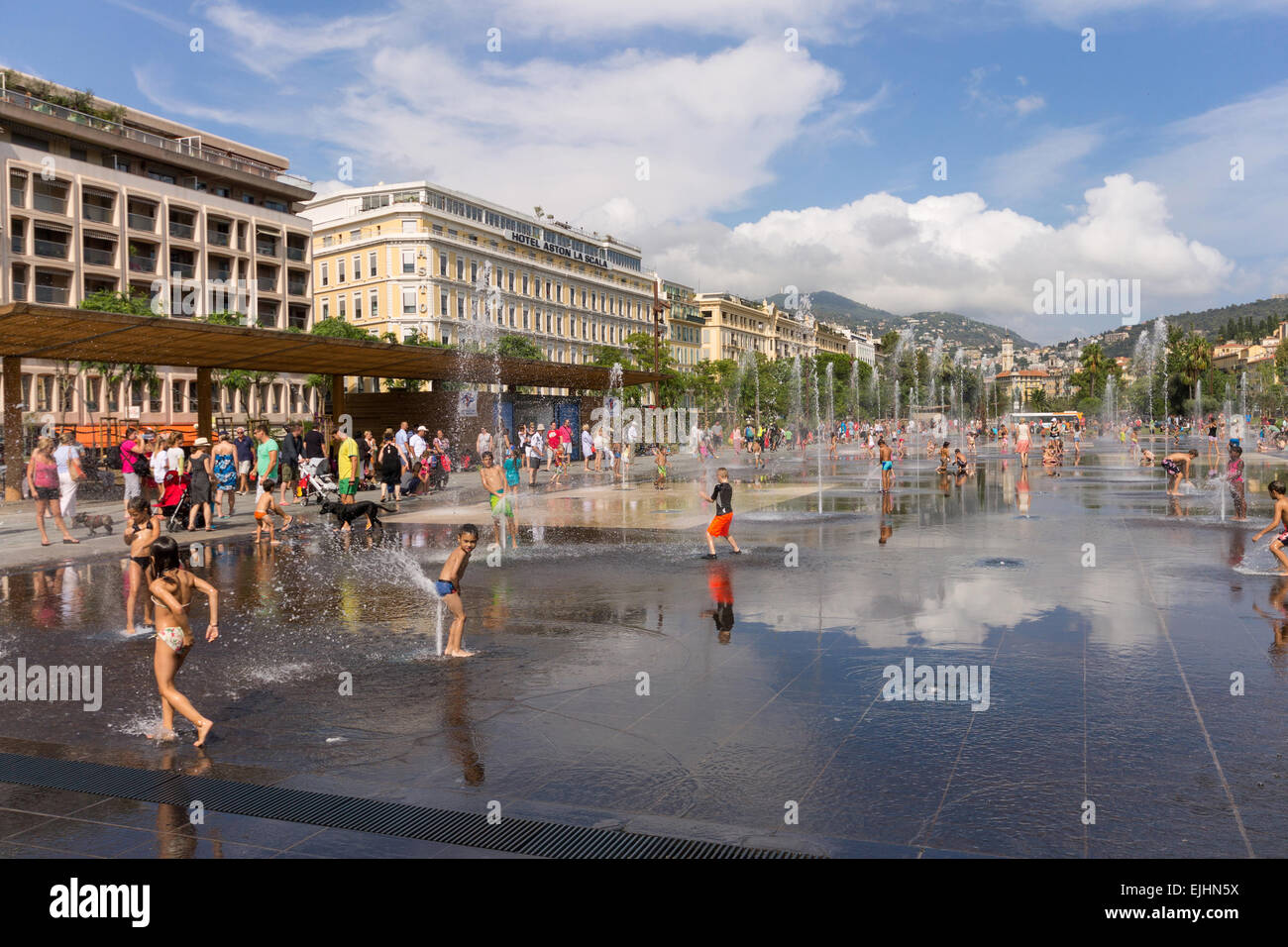 France, Côte d'Azur, Nice, miroir de l'eau dans la place Masséna Banque D'Images