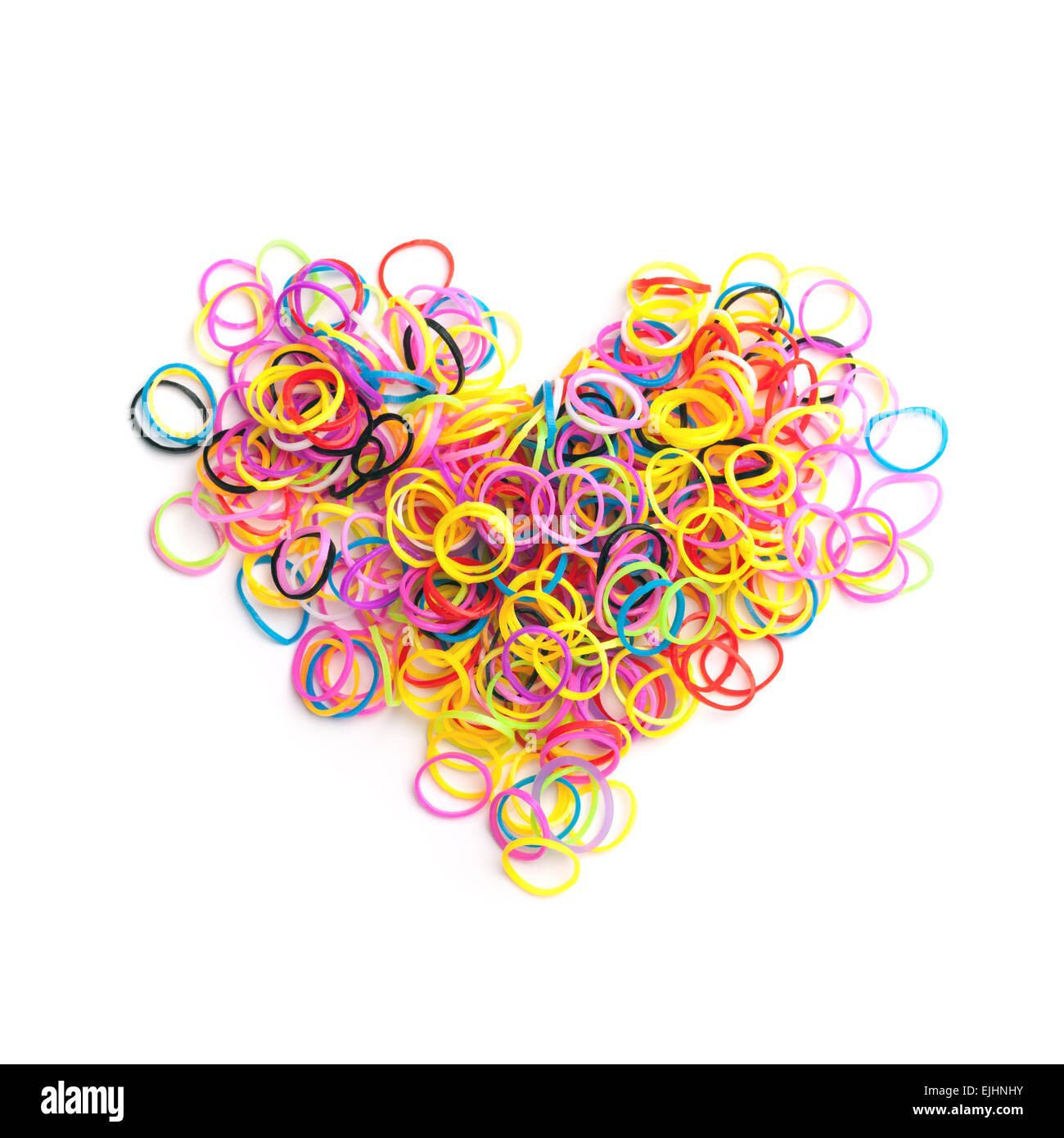 De petites bandes de caoutchouc coloré pour faire des bracelets rainbow loom en forme de coeur isolé sur fond blanc Banque D'Images