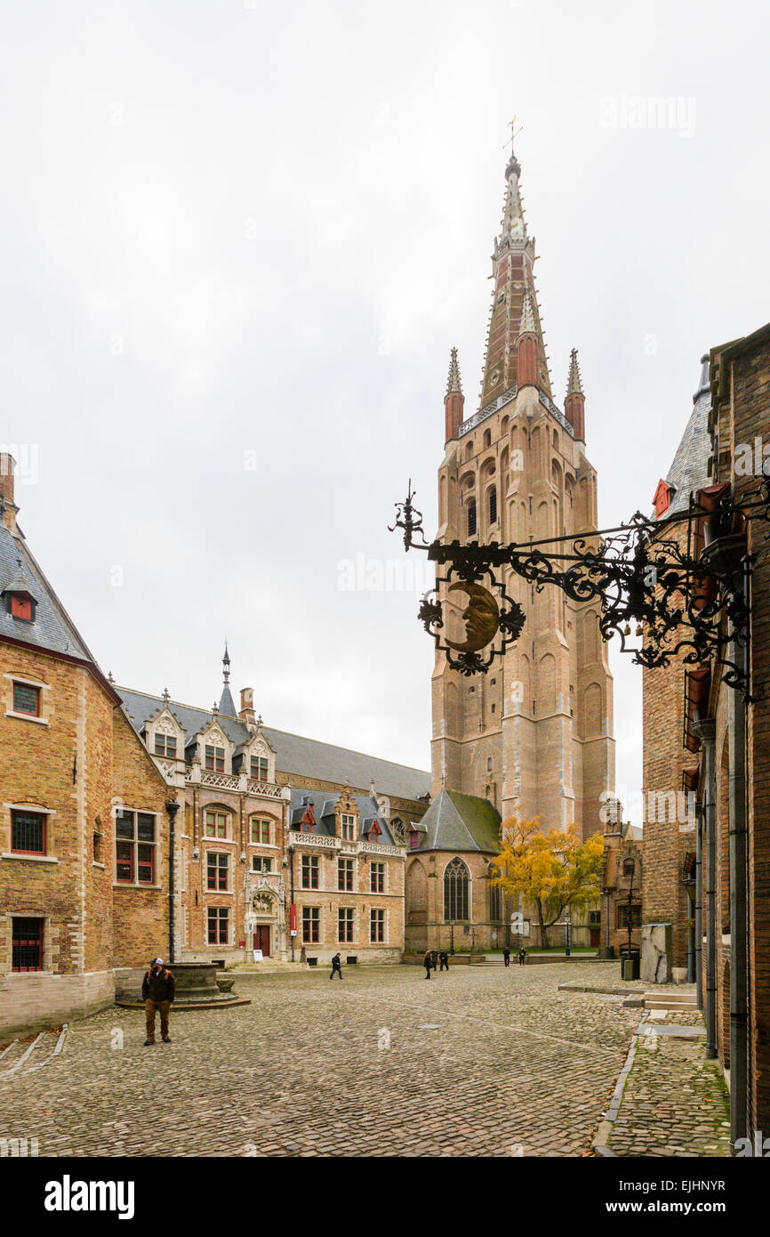 Eglise et square à Bruges, Belgique Banque D'Images