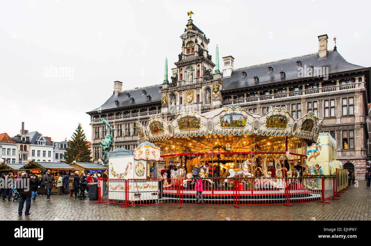 Carrousel à Anvers, Belgique, place principale à Noël Banque D'Images