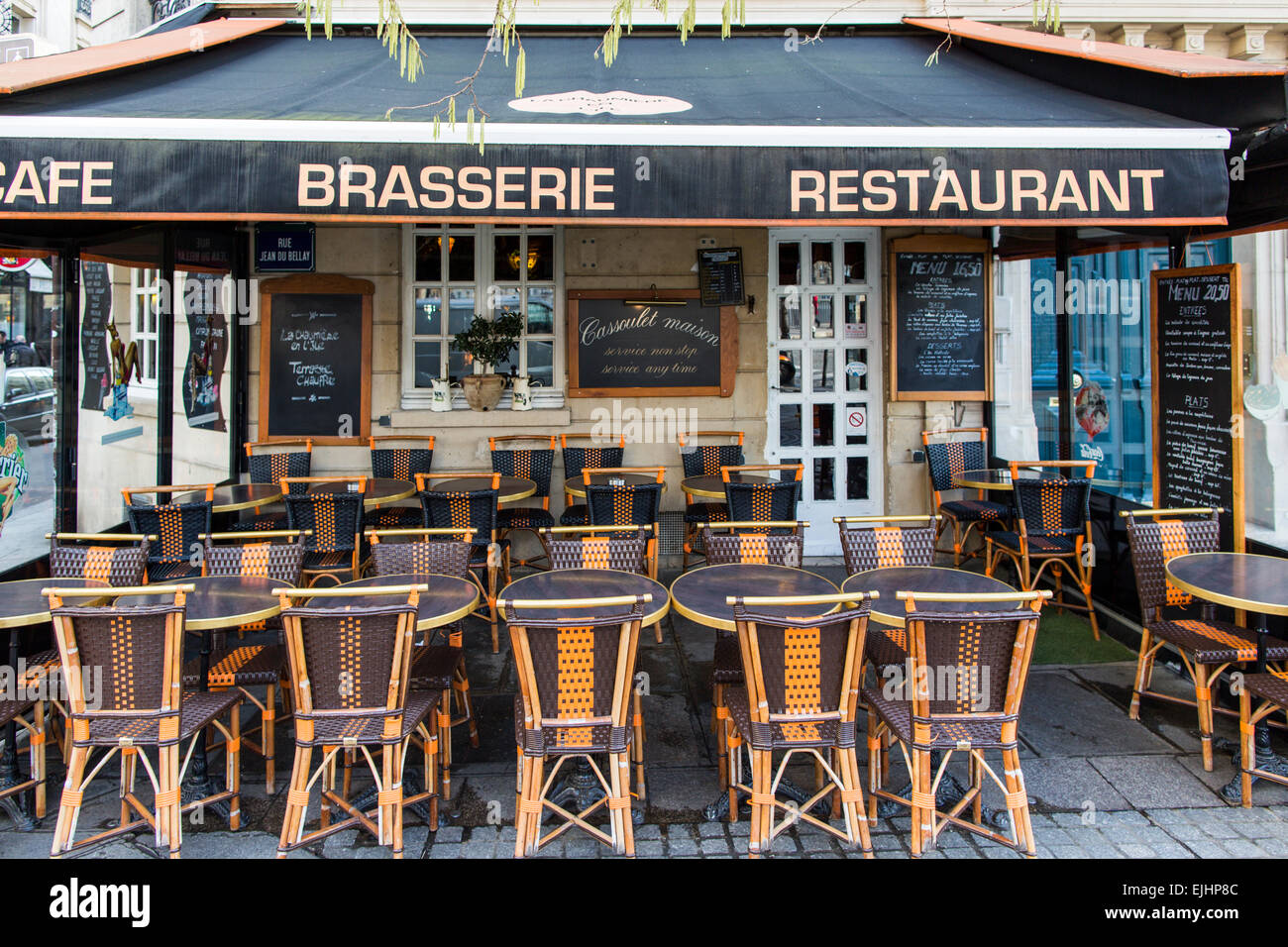 Le café-restaurant en plein air à Paris, France Banque D'Images