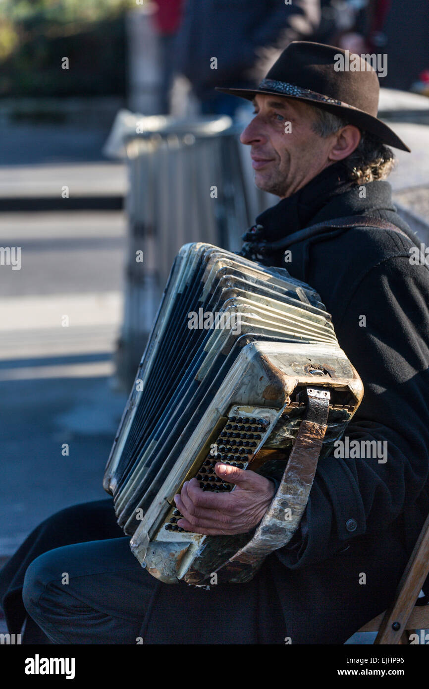 Musicien de rue, Paris, France Banque D'Images