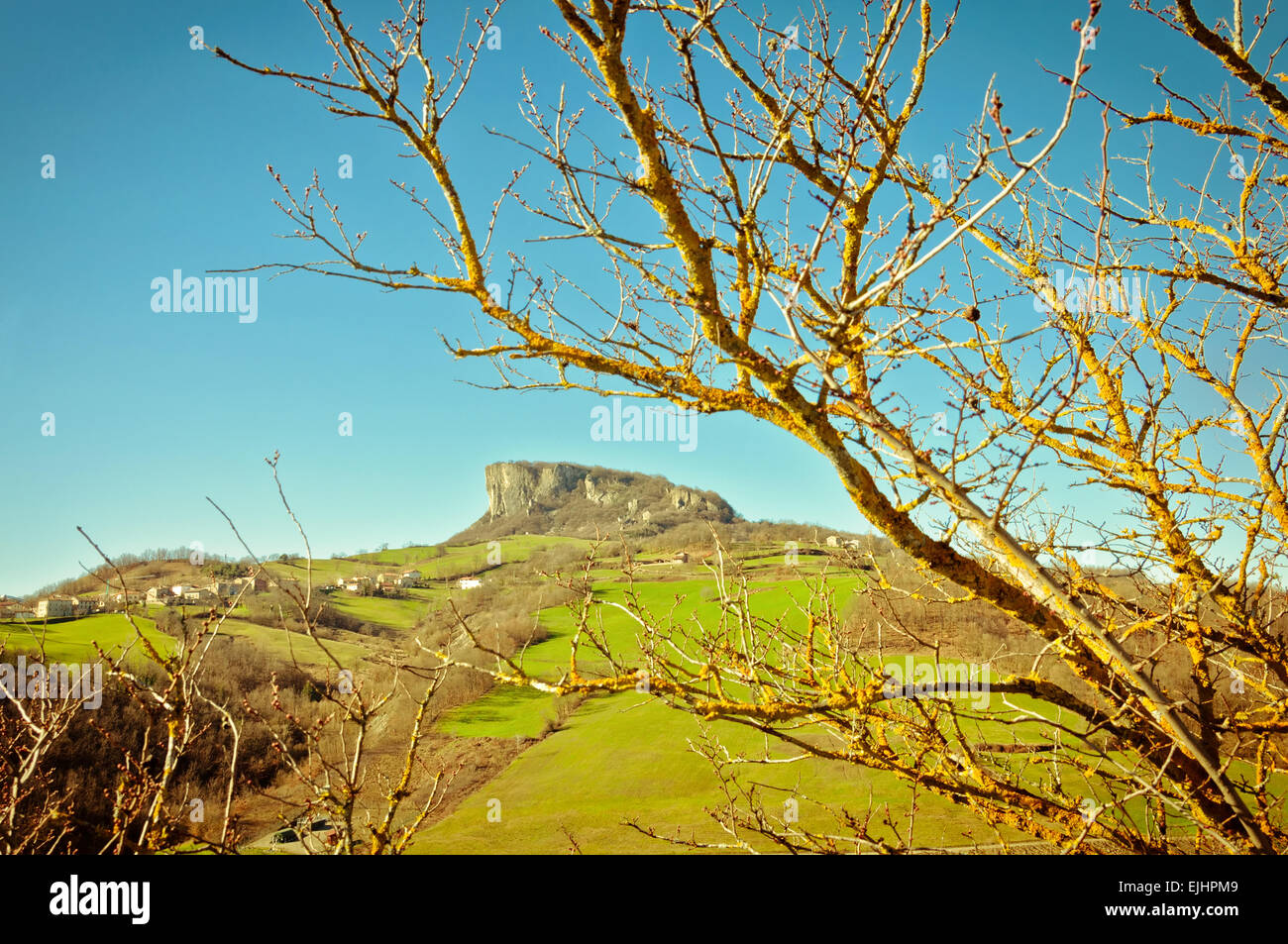 Sur le célèbre rocher Bismantova cité dans la Divine Comédie, dans les montagnes du nord de l'Italie Banque D'Images