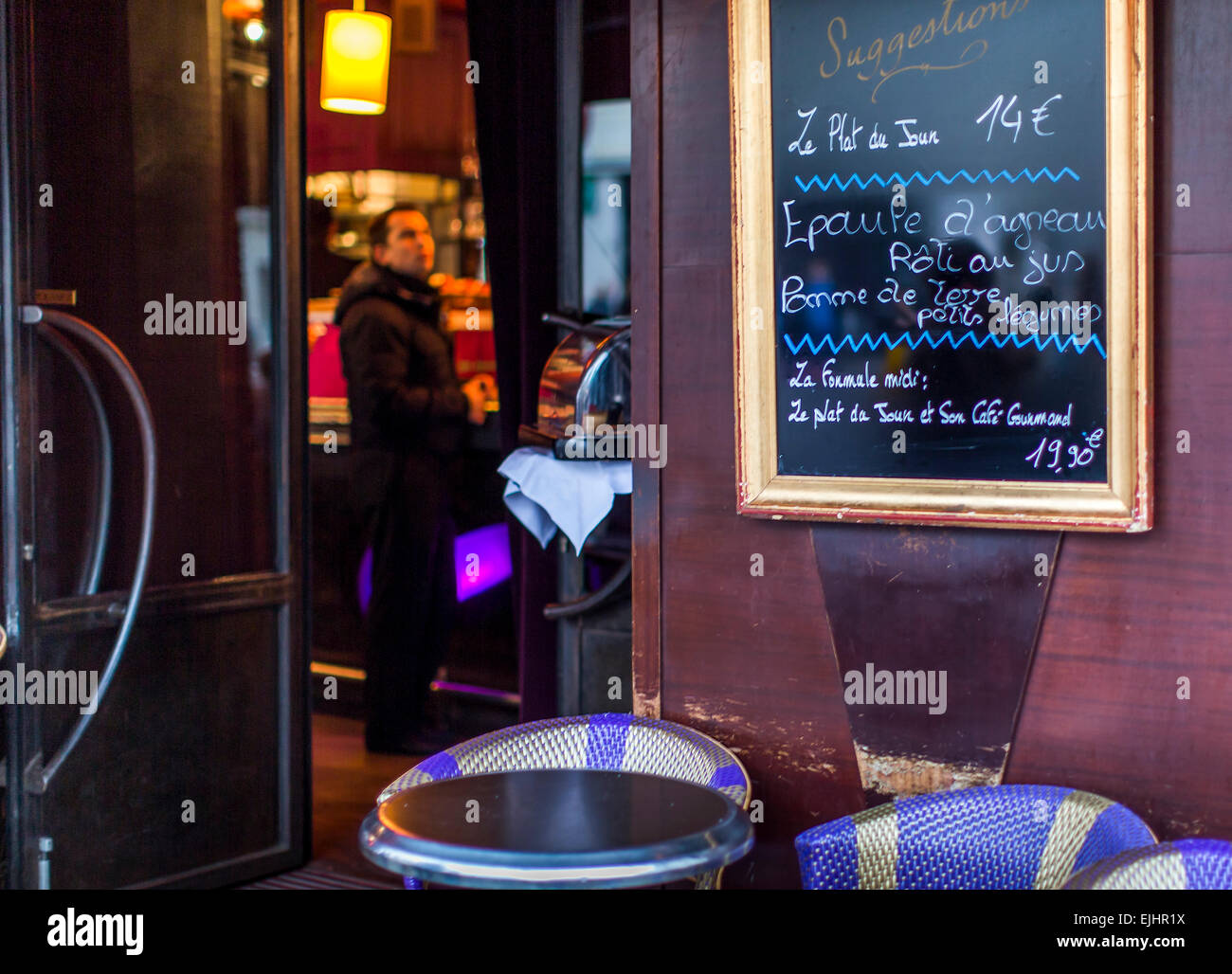Café Restaurant à Paris, en France et à l'extérieur du menu tableau avec table et chaises Banque D'Images
