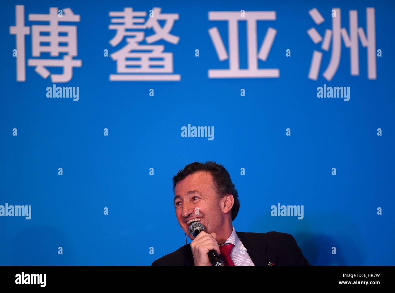 La Chine, la province de Hainan. Mar 27, 2015. Charles Bernard, président-directeur général de Dassault Systèmes, prend la parole lors d'un sous-forum sur le thème des "nouveaux véhicules de l'énergie : Quoi de toutes les controverses à propos de ?' au 2015 Forum de Boao pour l'Asie (BFA) dans le sud de la Chine, province de Hainan, le 27 mars 2015. © Guo Cheng/Xinhua/Alamy Live News Banque D'Images