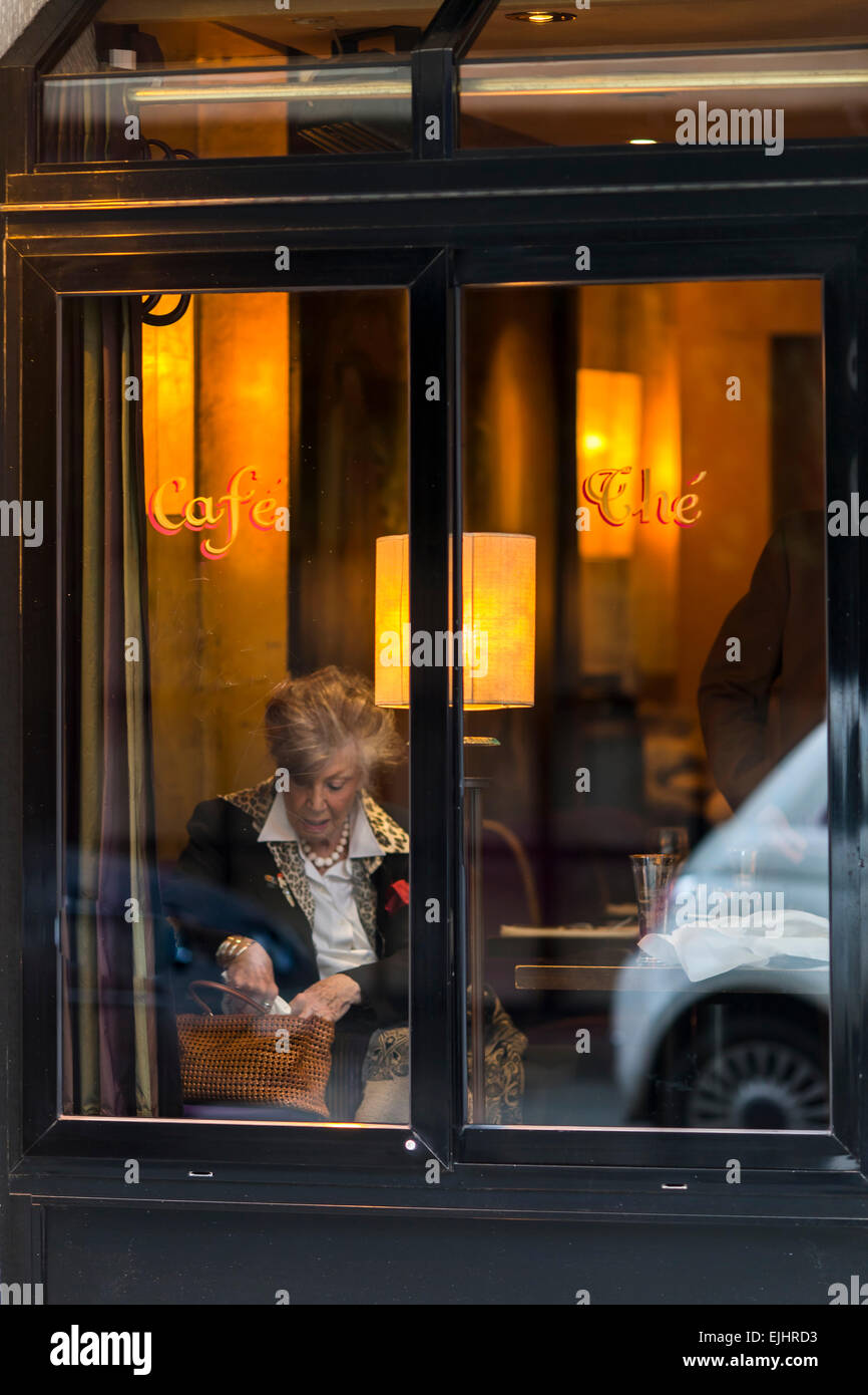 Dame dans la fenêtre de la salle de thé, Paris, France Banque D'Images