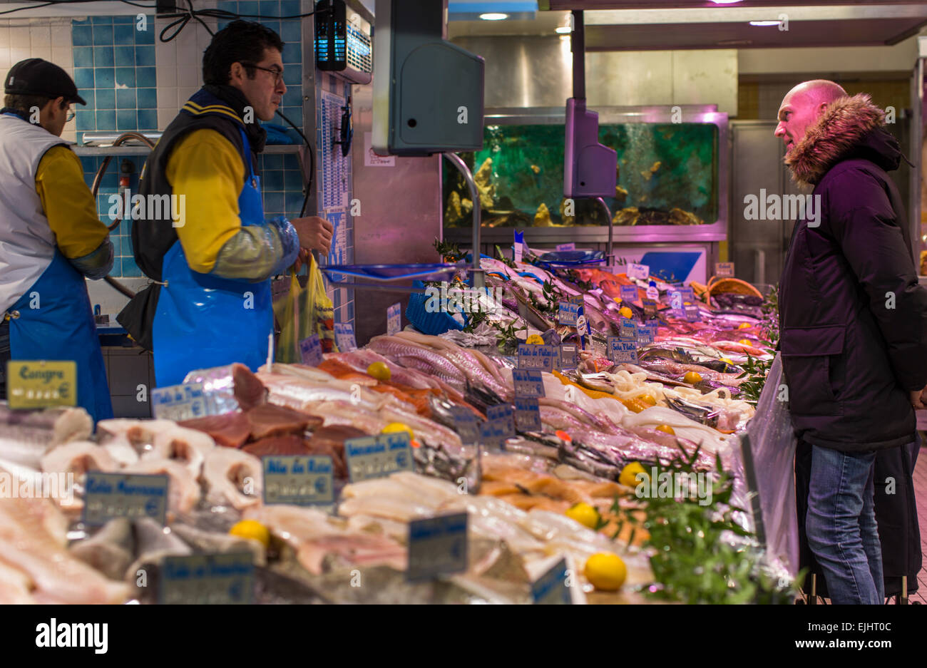 Stand de poissons à Montmartre, Paris, France avec les consommateurs Banque D'Images
