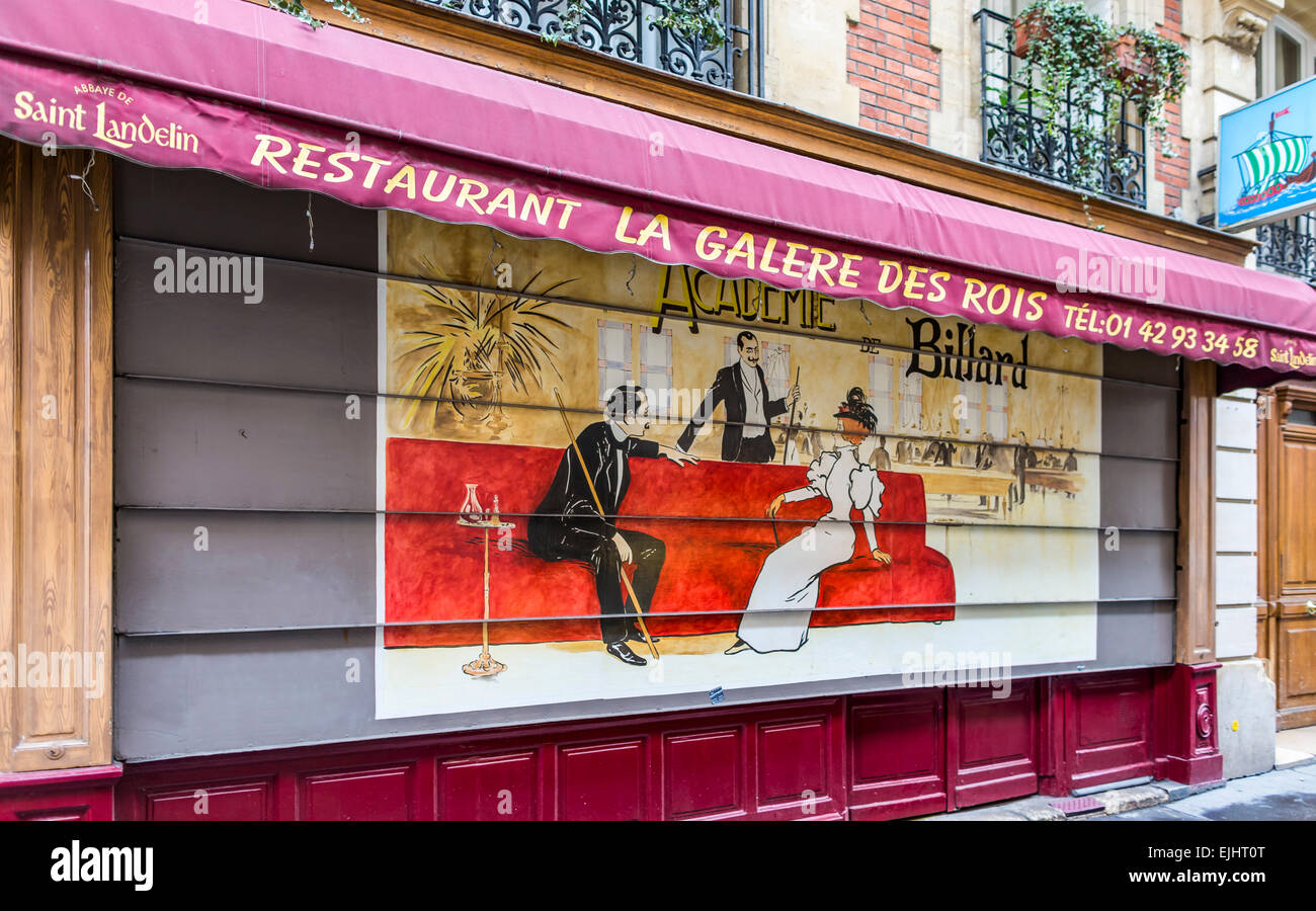 Volets roulants store peint sur Rue Cavallotti, Montmartre, Paris, France Banque D'Images