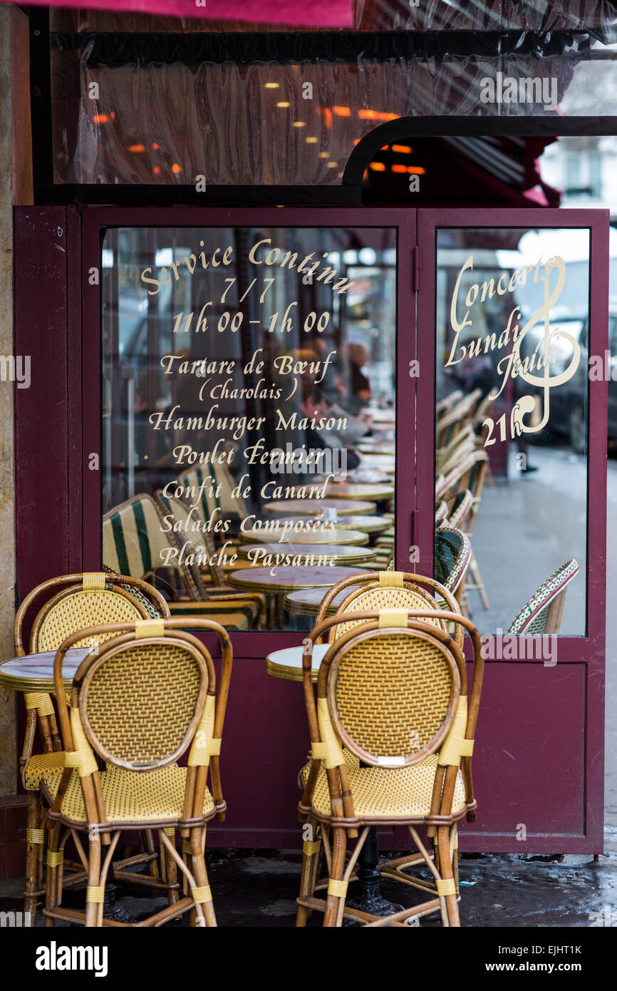 Le café-restaurant en plein air à Paris, France Banque D'Images