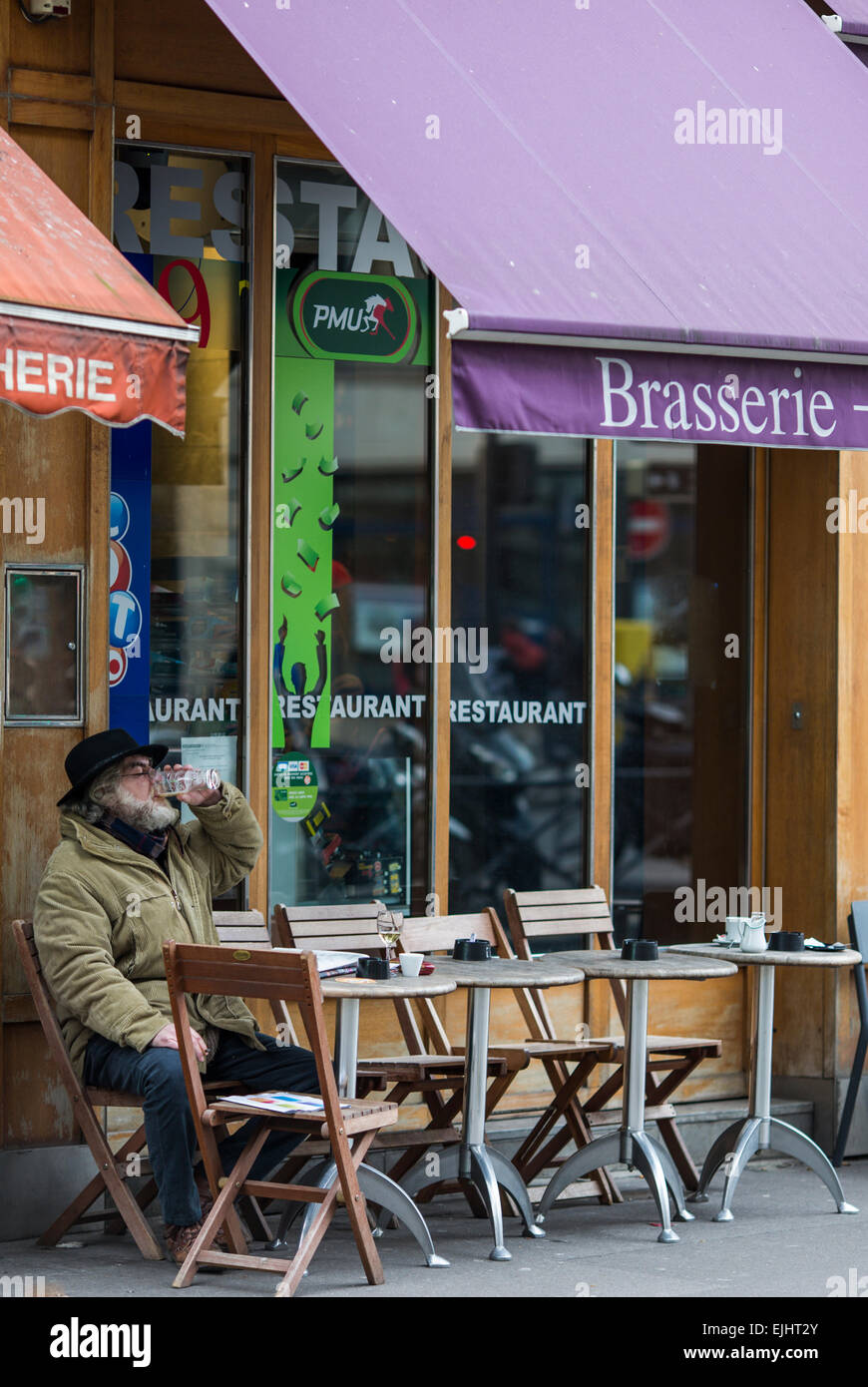Man drinking at outdoor cafe restaurant à Paris, France Banque D'Images