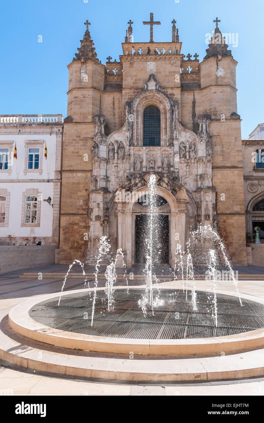 Fontaine en face de la façade principale du monastère de Santa Cruz Banque D'Images