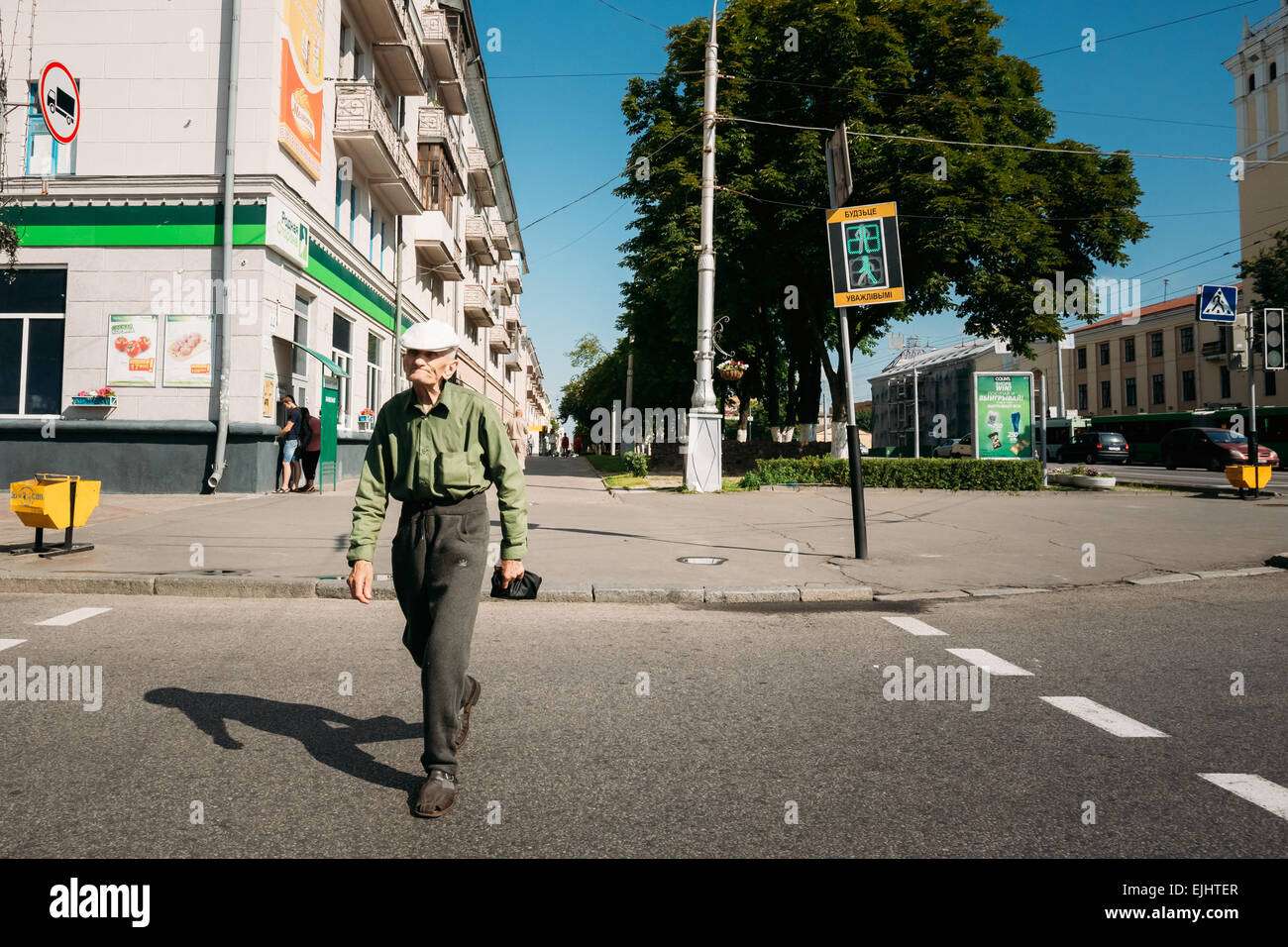 Un homme non identifié qui traversent la rue sur un passage pour piétons à Gomel, Bélarus Banque D'Images