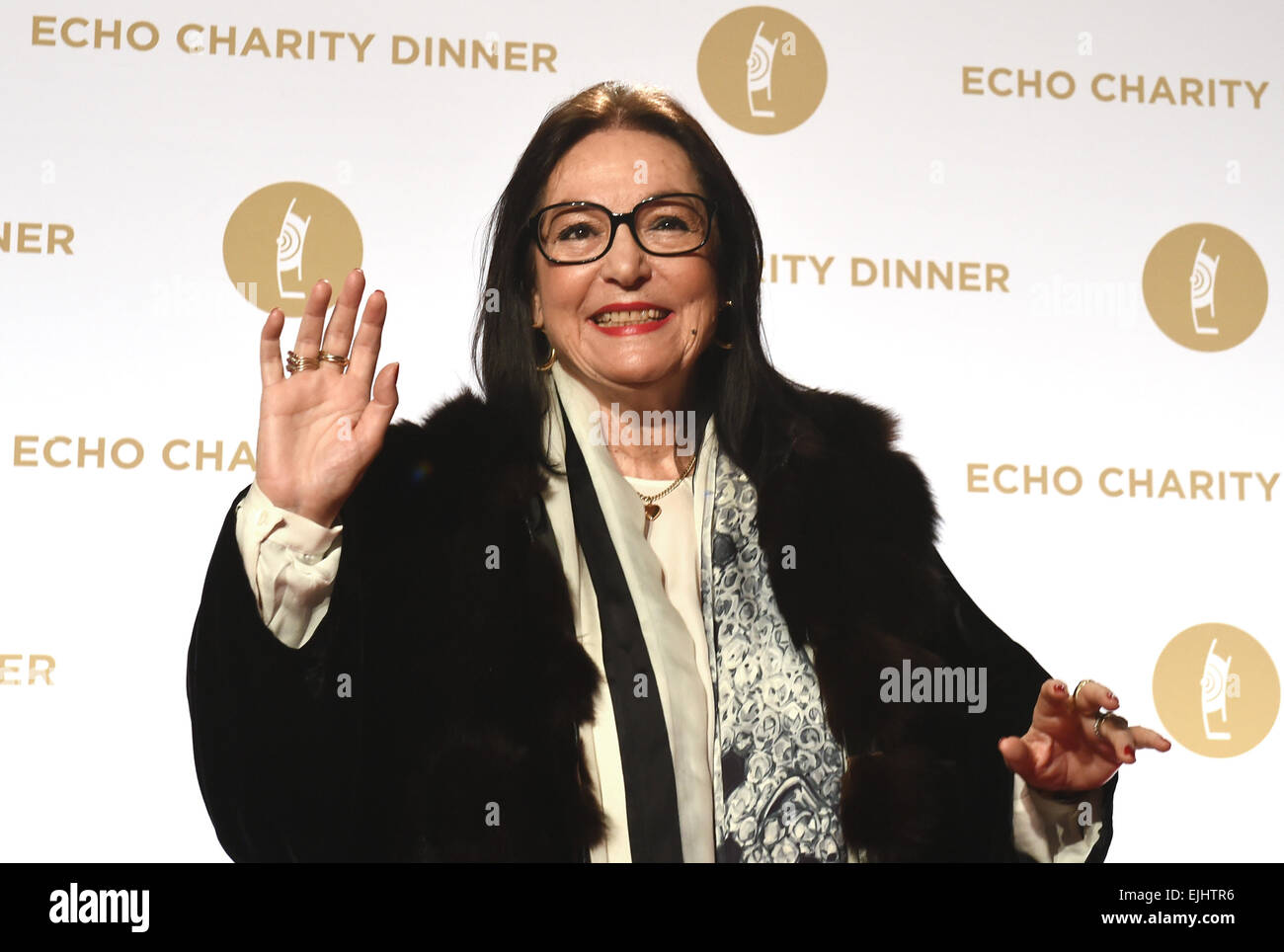 Berlin, Allemagne. Mar 25, 2015. La chanteuse grecque Nana Mouskouri arrive pour le dîner de charité de l'écho au restaurant grill royal à Berlin, Allemagne, 25 mars 2015. Photo : Jens Kalaene/dpa/Alamy Live News Banque D'Images