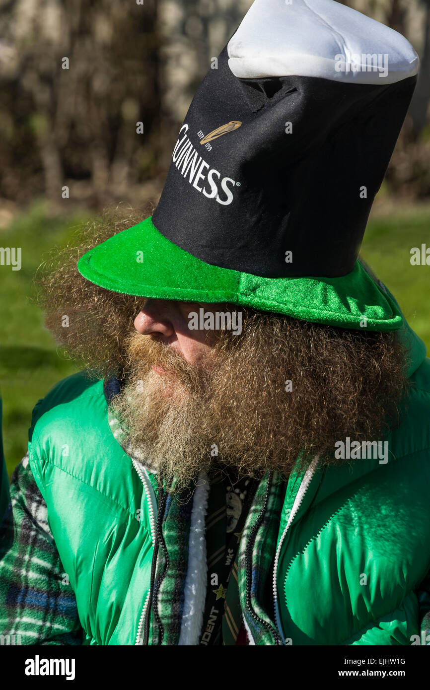 Homme barbu à chapeau irlandais et vert célèbre le Jour de la Saint Patrick à Trafalgar Square, Londres, Angleterre Banque D'Images