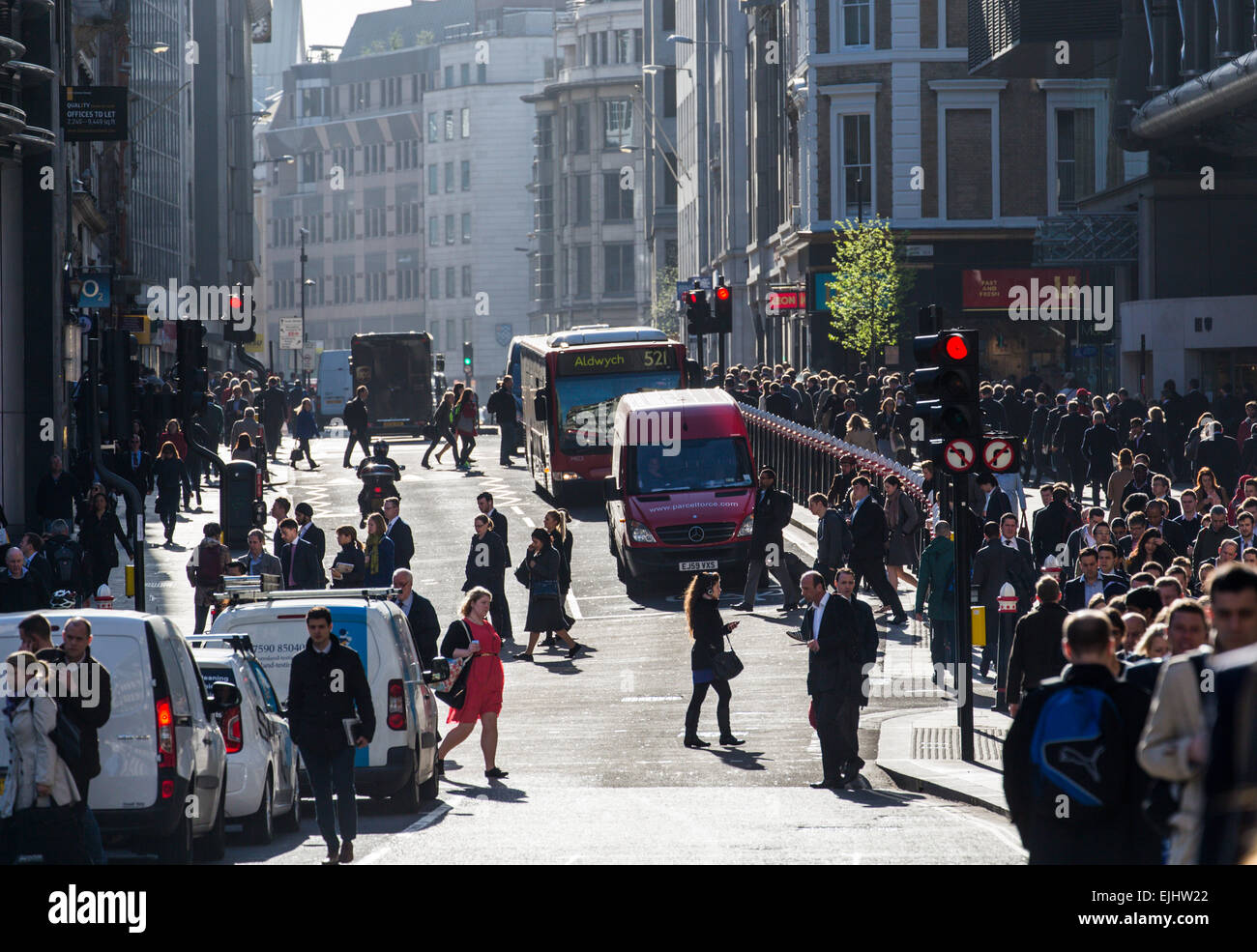 Les gens d'aller travailler dans la ville de Londres à l'heure de pointe du matin, Londres, Angleterre Banque D'Images