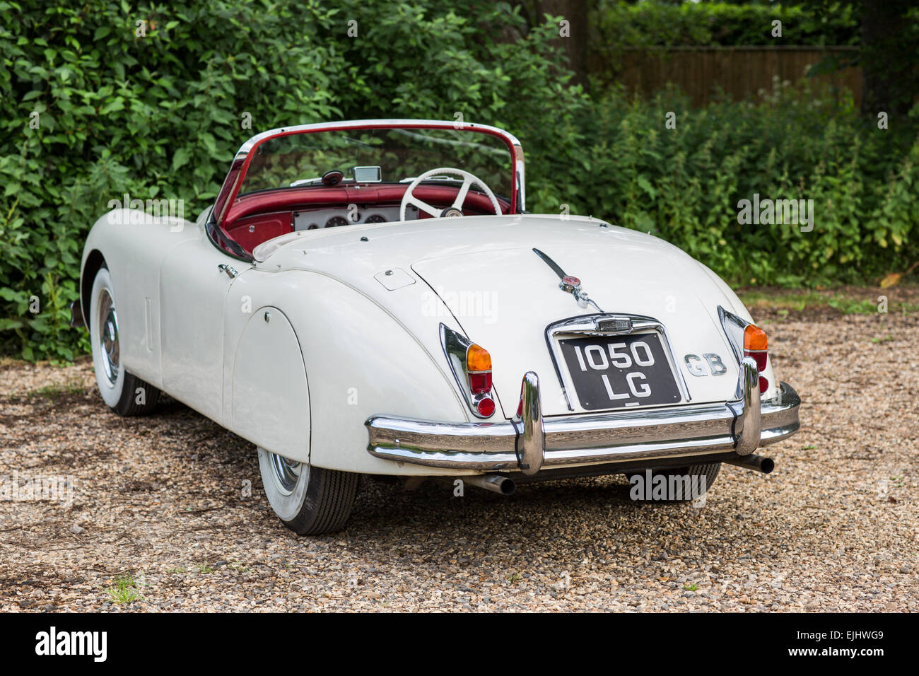 Vintage white Jaguar XK150 à Mottisfont, Hampshire, Angleterre Banque D'Images