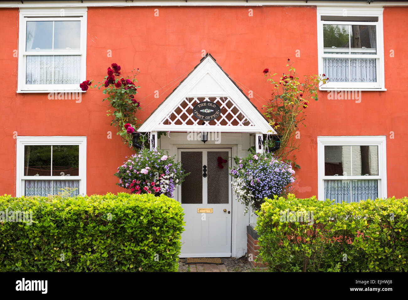 Entrée avant de jolie maison avec des fleurs, près de Mottisfont, Hampshire, Angleterre Banque D'Images