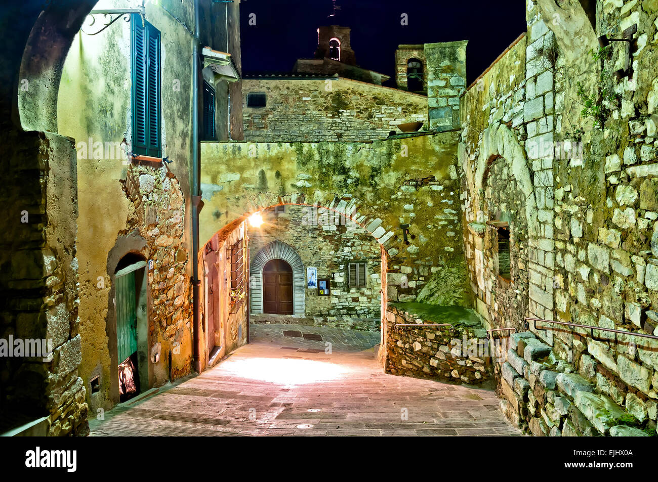 CAMPIGLIA MARITTIMA, ITALIE - février 18, 2014 : Vue de nuit sur la rue médiévale à Campiglia Marittima, Toscane. Campiglia est un Tu Banque D'Images