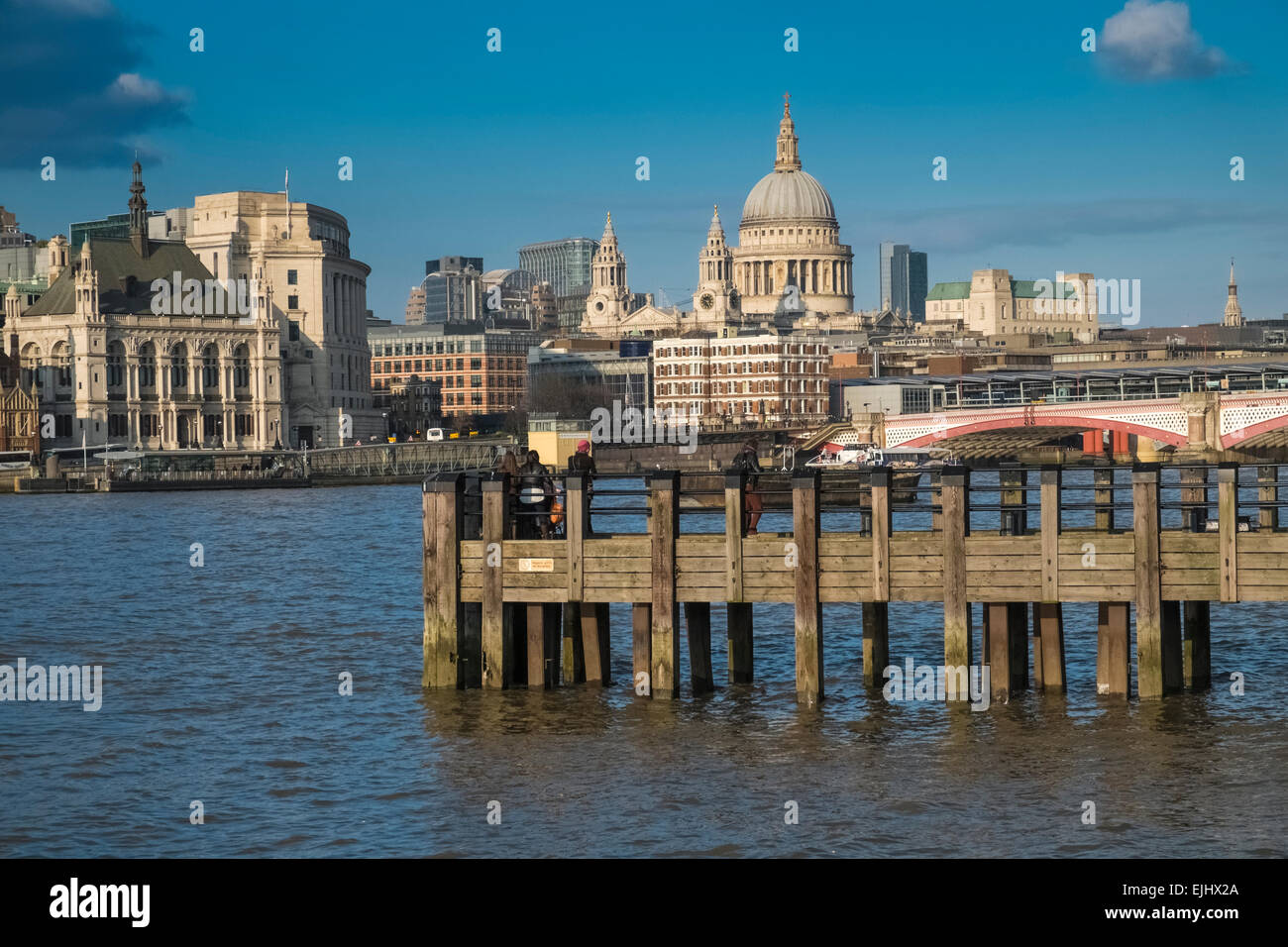 Toits de Londres montrant la Cathédrale St Paul sur une journée ensoleillée. Banque D'Images