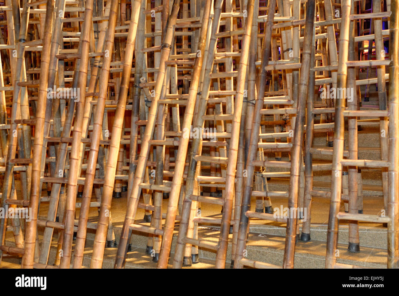 Exposition d'Art moderne de l'affichage des échelles de bambou et de la lumière, l'Esplanade Opera House, Singapour Banque D'Images