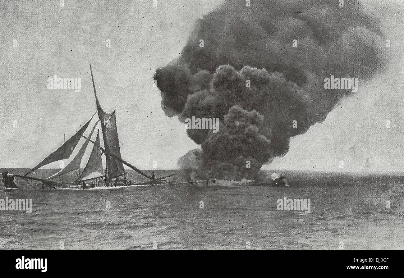 Un navire neutre en flammes au milieu de l'océan, incendié par un sous-marin allemand pendant la Première Guerre mondiale, vers 1917 Banque D'Images