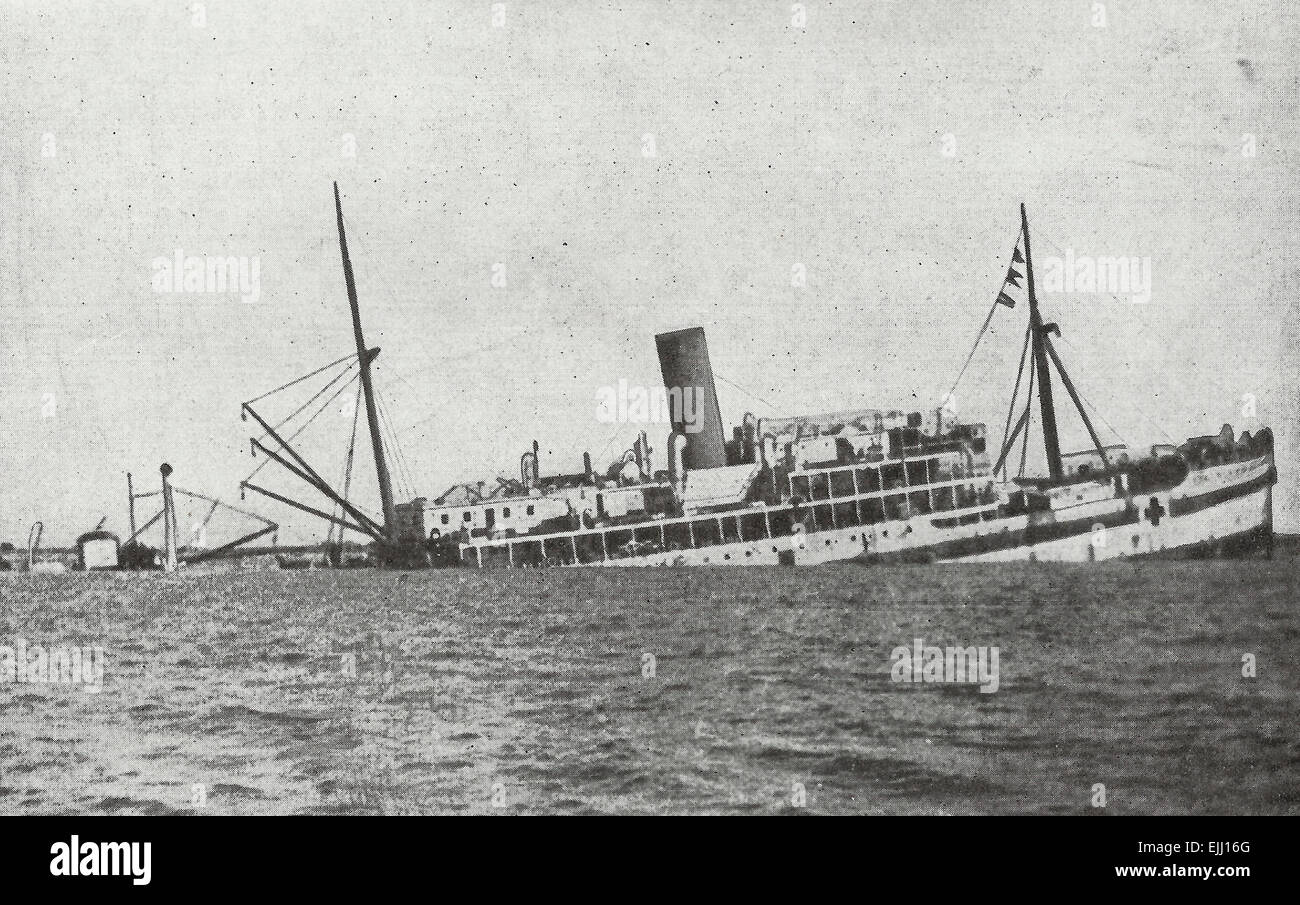 Le navire-hôpital britannique Gloucester 'Château' naufrage après avoir été torpillé par un sous-marin allemand pendant la Première Guerre mondiale, 1917 Banque D'Images