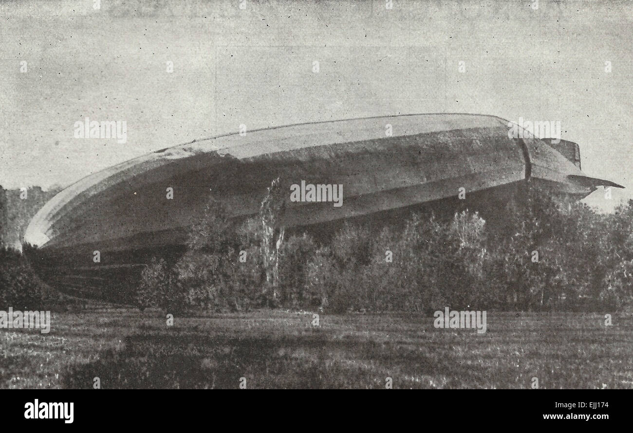 Le Zeppelin L-49 présenté à Bourbonne - Les pilotes de l'air a essayé de brûler leur machine mais ont été arrêtés par des agriculteurs français, la Première Guerre mondiale, 1917 Banque D'Images