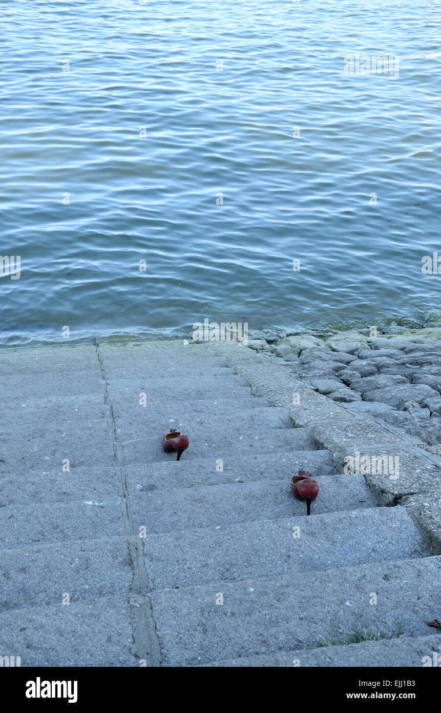 Chaussures pour femme sur l'escalier en descendant la rivière Banque D'Images