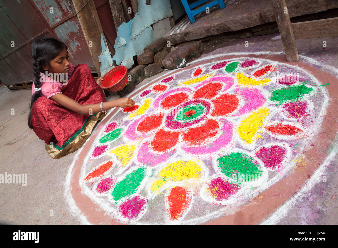 Girl making a Rangoli pour célébrer le festival de Pongal Banque D'Images