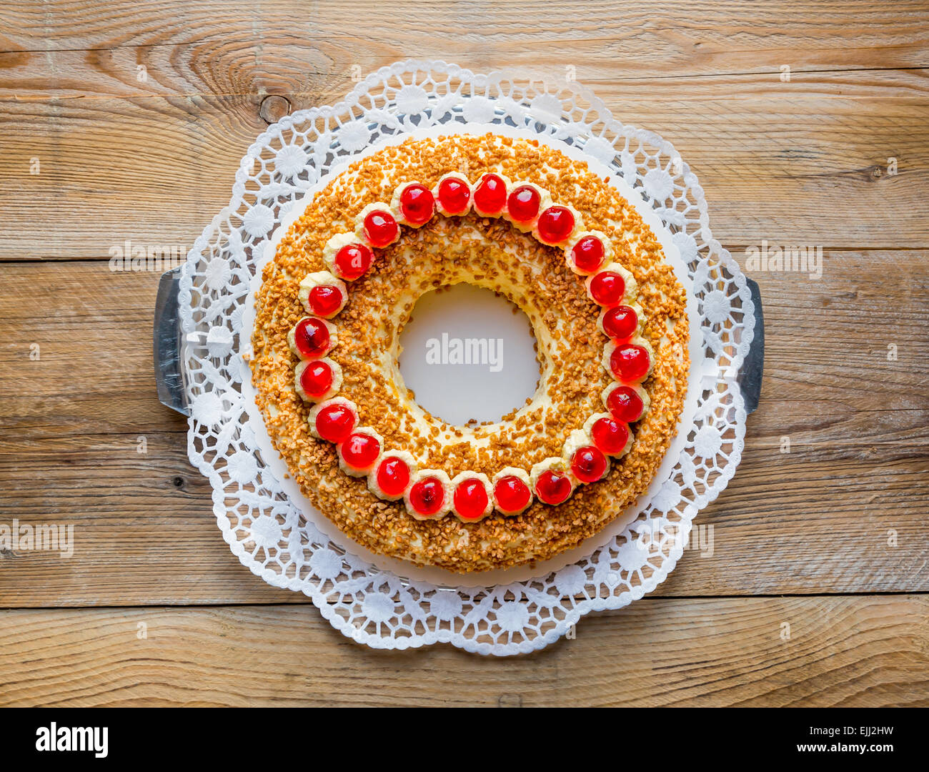 Frankfurter Kranz avec cerises sur bois rustique. Banque D'Images