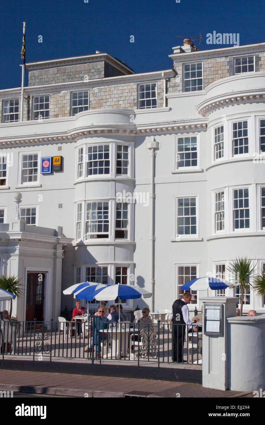 L'élégante façade blanche de l'Hôtel Riviera sur le front de mer de Sidmouth, Devon, England, UK Banque D'Images