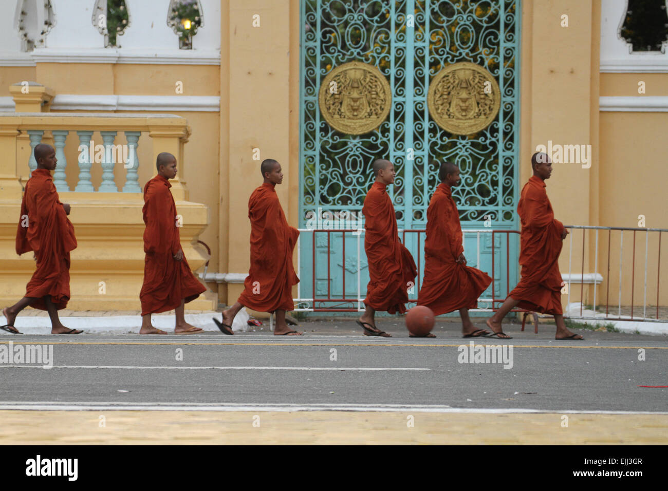 ​A groupe de moines bouddhistes vu en passant devant le Palais Royal à Phnom Penh. Crédit : David Mbiyu/ Alamy Live News Banque D'Images