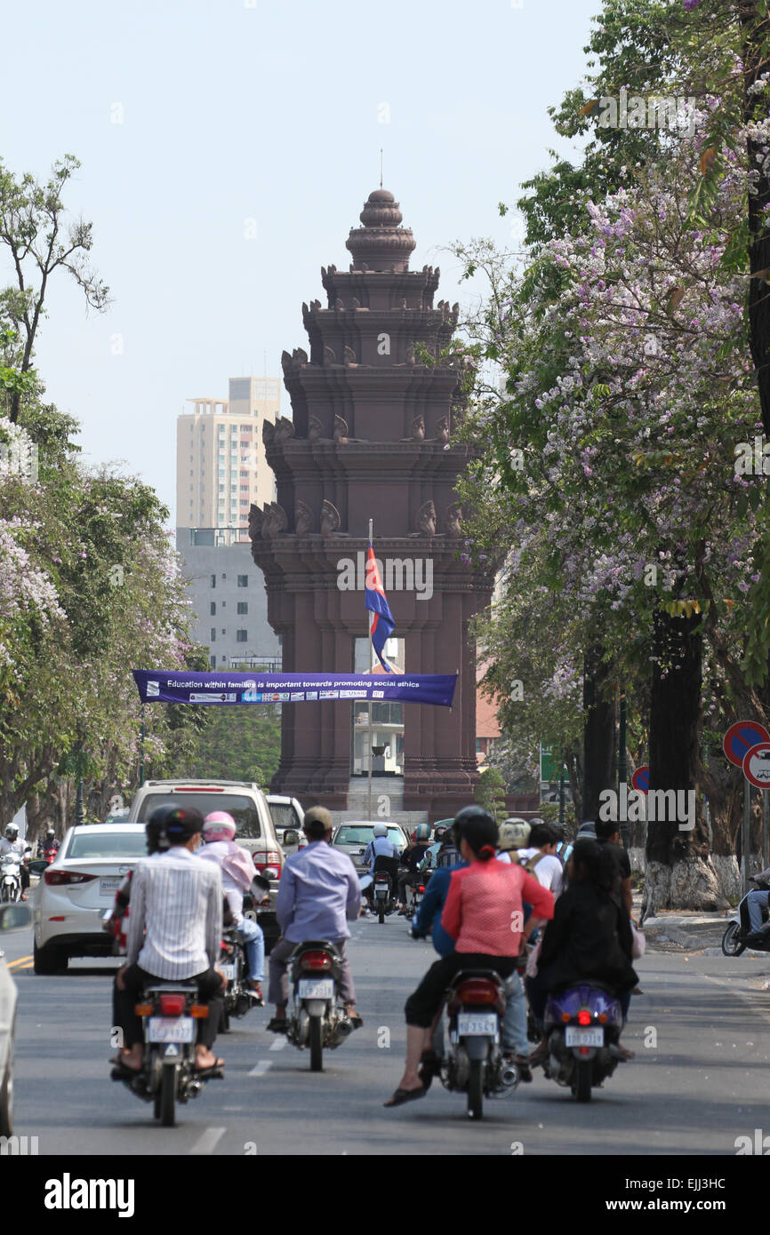 ​Motocycle le trafic sur Preah Norodom Blvd menant au Monument de l'indépendance à Phnom Penh. Crédit : David Mbiyu/ Alamy Live News Banque D'Images