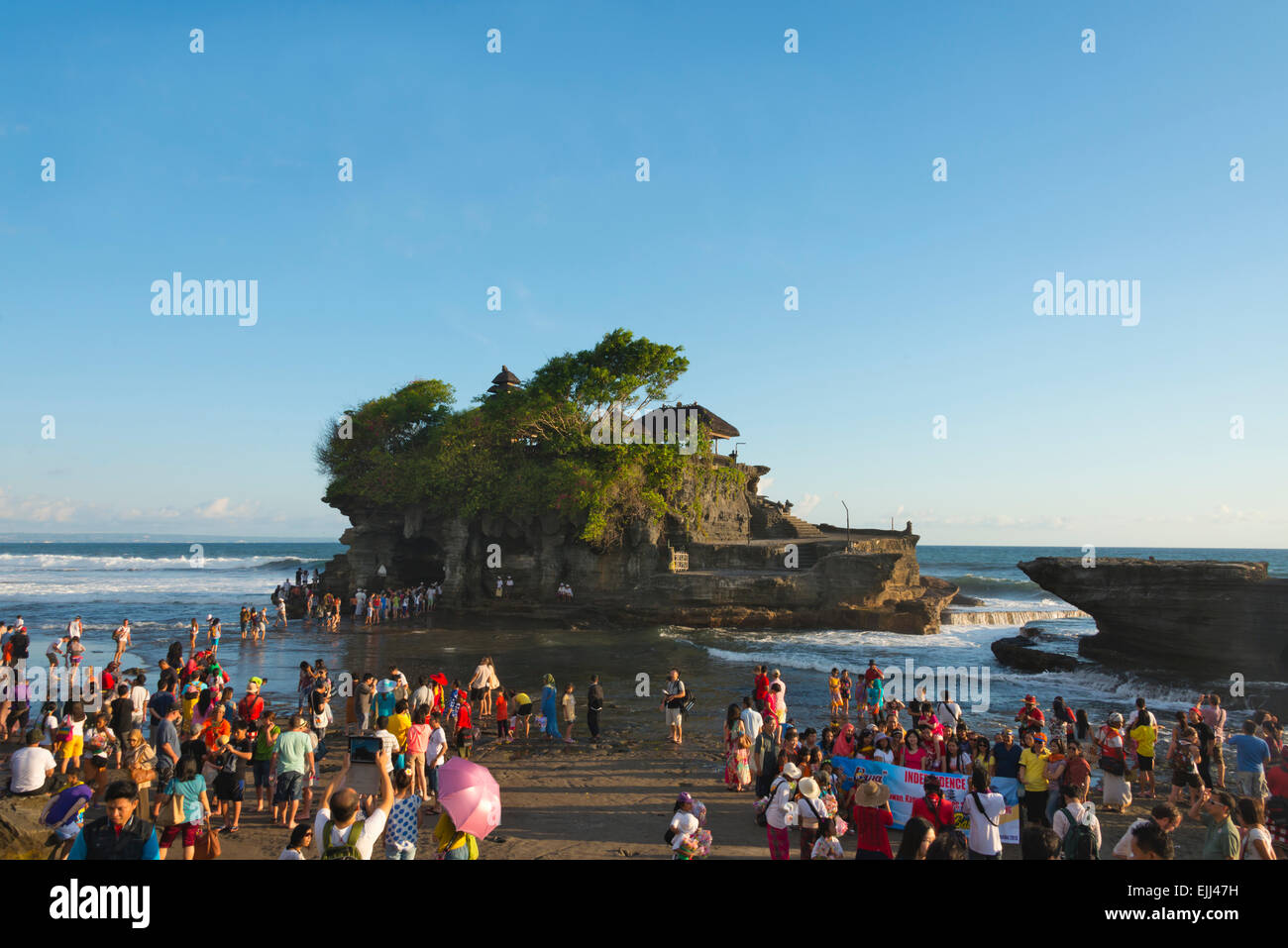 Les touristes à Tanah Lot. L'île de Bali, Indonésie Banque D'Images