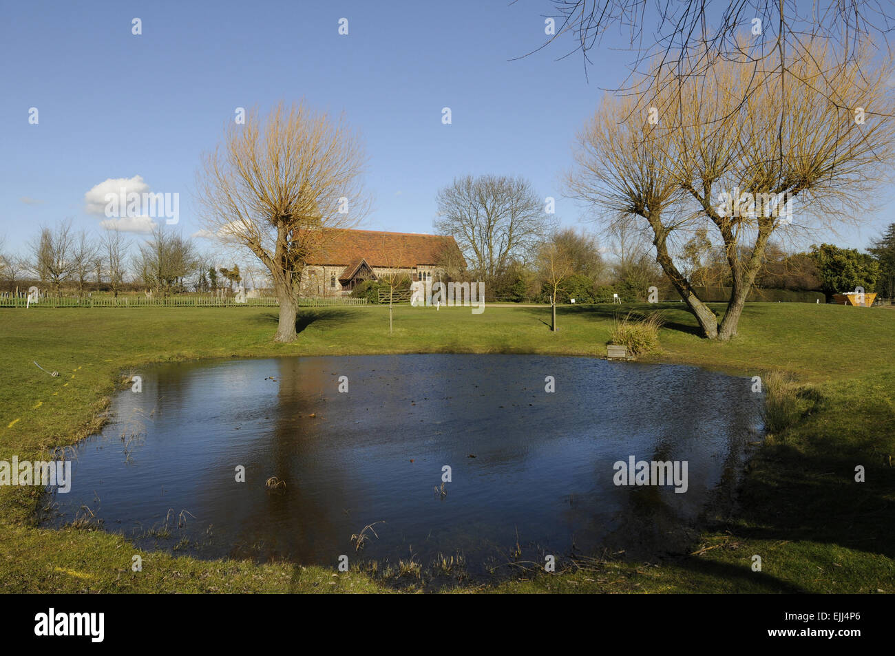 Vue sur l'étang sur le 1er trou à une petite église Burnham-on-Crouch Angleterre Essex Golf Club Banque D'Images
